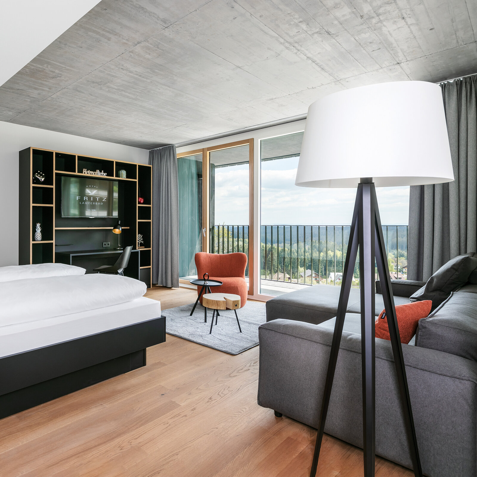 zieflekoch Hotel Fritz Lauterbad Zimmer Schlafzimmer Bett Doppelbett Couch Sofa Balkon Holz Beton Industrie