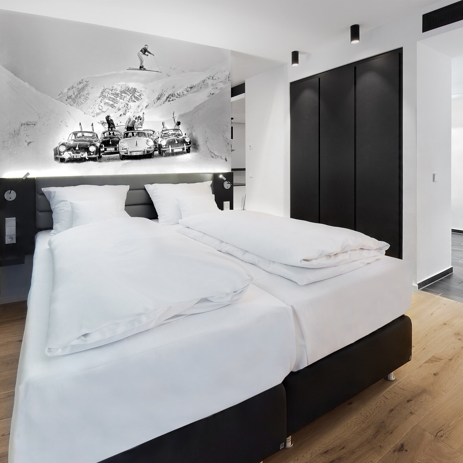 zieflekoch Hotel V8 Motorworld Doppelbett Bett Doppelzimmer Zimmer Autos Rennwagen Bad Schwarz Weiß Holz