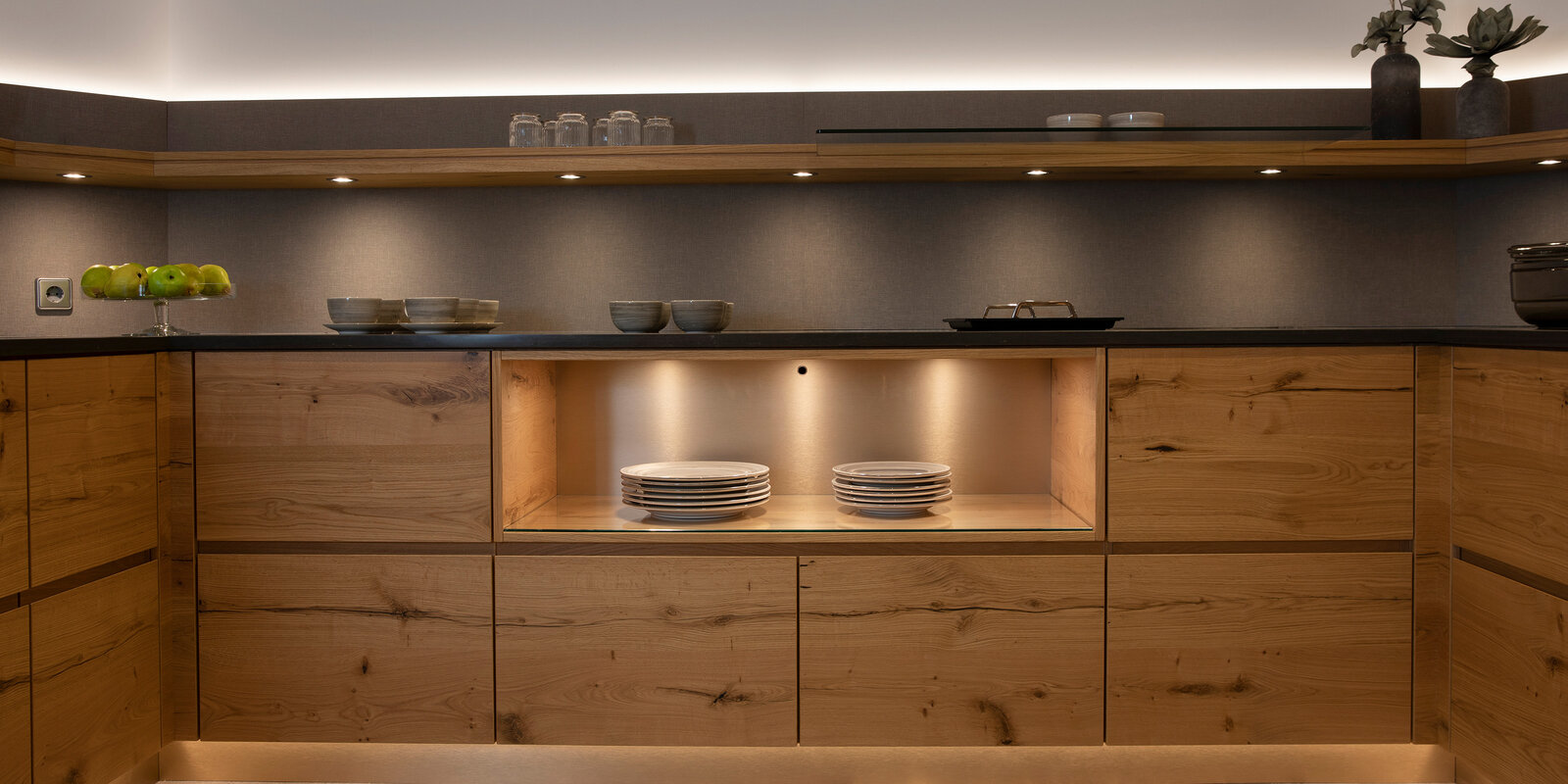 zieflekoch Musterzimmer Innenausbau Buffet Frühstücksbuffet Regal Holzregal Holz Indirektebeleuchtung Teller Schubläden Arbeitsplatte