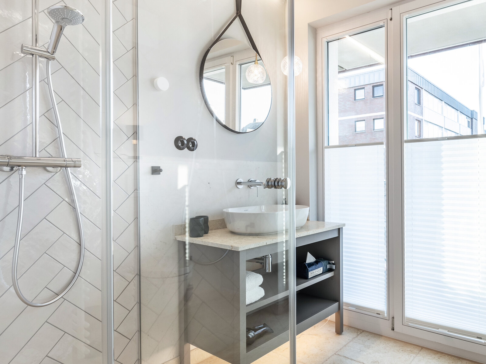 Zieflekoch Hotel I LOVE SYLT Terminus Zimmer Bad Dusche Fischgraet Fliesen Spiegel Waschtisch