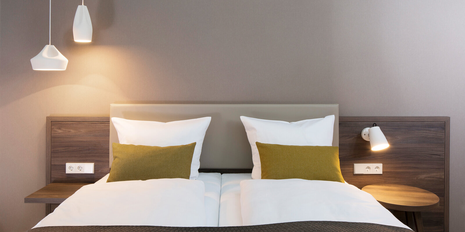zieflekoch musterzimmer zand zimmer holz bett doppelbett beistelltisch lampen leuchten