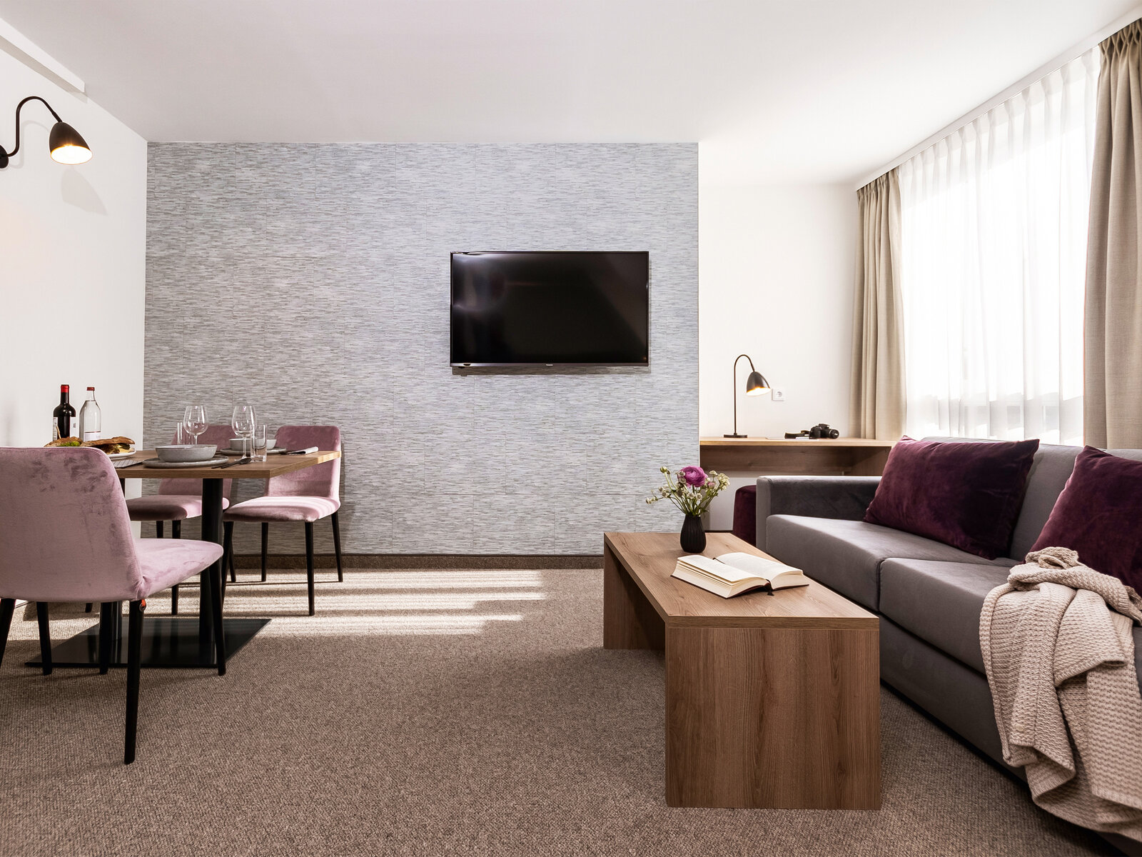 zieflekoch maakt Wohnzimmer Apartment Zimmer Sofa Holz Tische Stühle