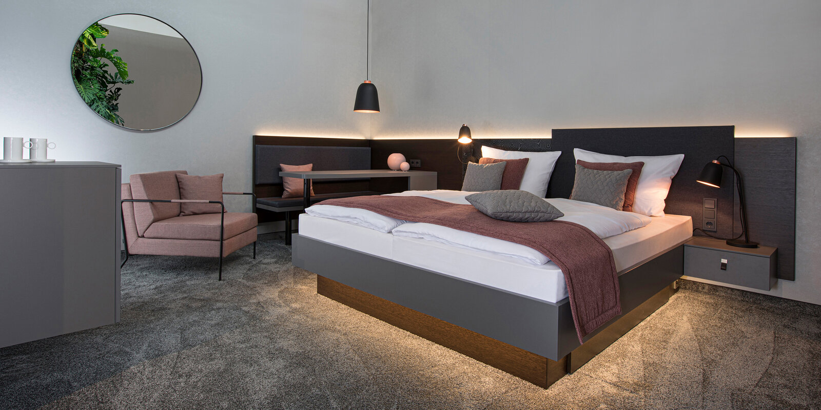 zieflekoch musterzimmer zametry zimmer bett doppelbett sessel spiegel holz lampe sitzecke indirekte beleuchtung nachttisch konsole