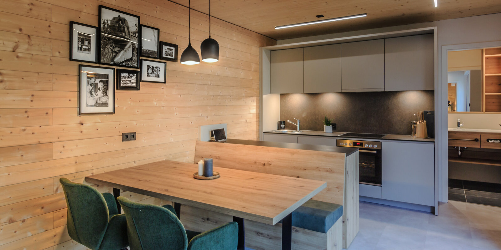 zieflekoch Wirthshof Chalets Küche Esszimmer Essbereich Holzwand Holz