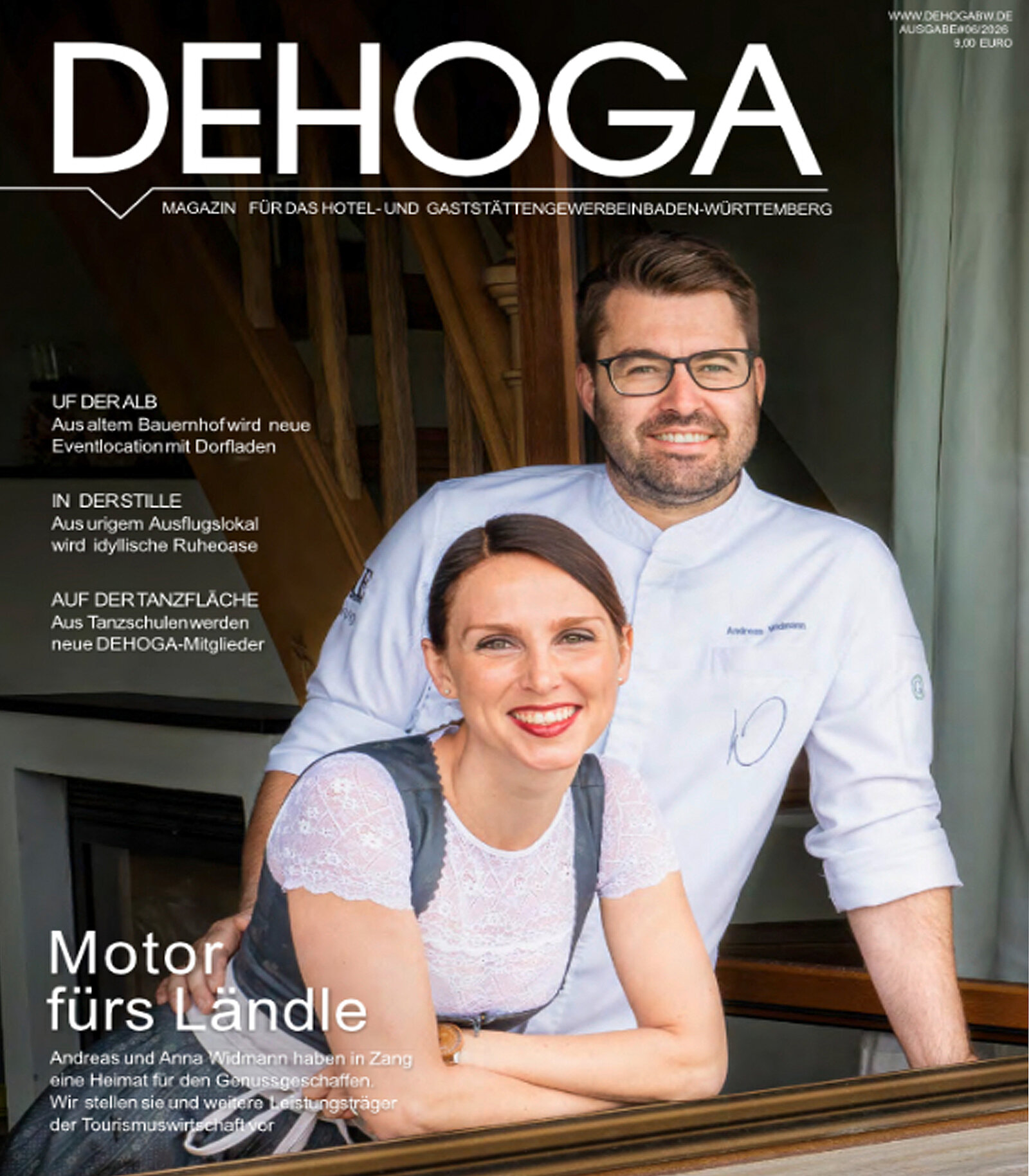 Ein Mann und eine Frau in Küchenkleidung lächeln in die Kamera, während sie in einem modernen Gastronomiebereich stehen. Das Bild vermittelt eine positive Atmosphäre und erscheint als Titelbild eines Magazins für die Gastronomiebranche in Baden-Württemberg.