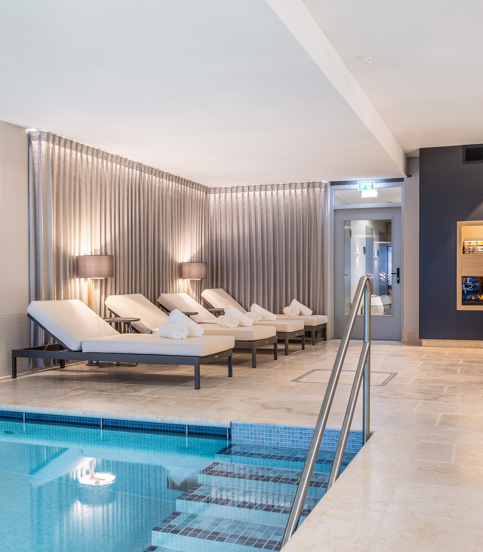 Zieflekoch Hotel I LOVE SYLT Terminus Wellness Bad Schwimmbad Pool Mosaikflisen Liegen indirekte Beleuchtung Vorhang