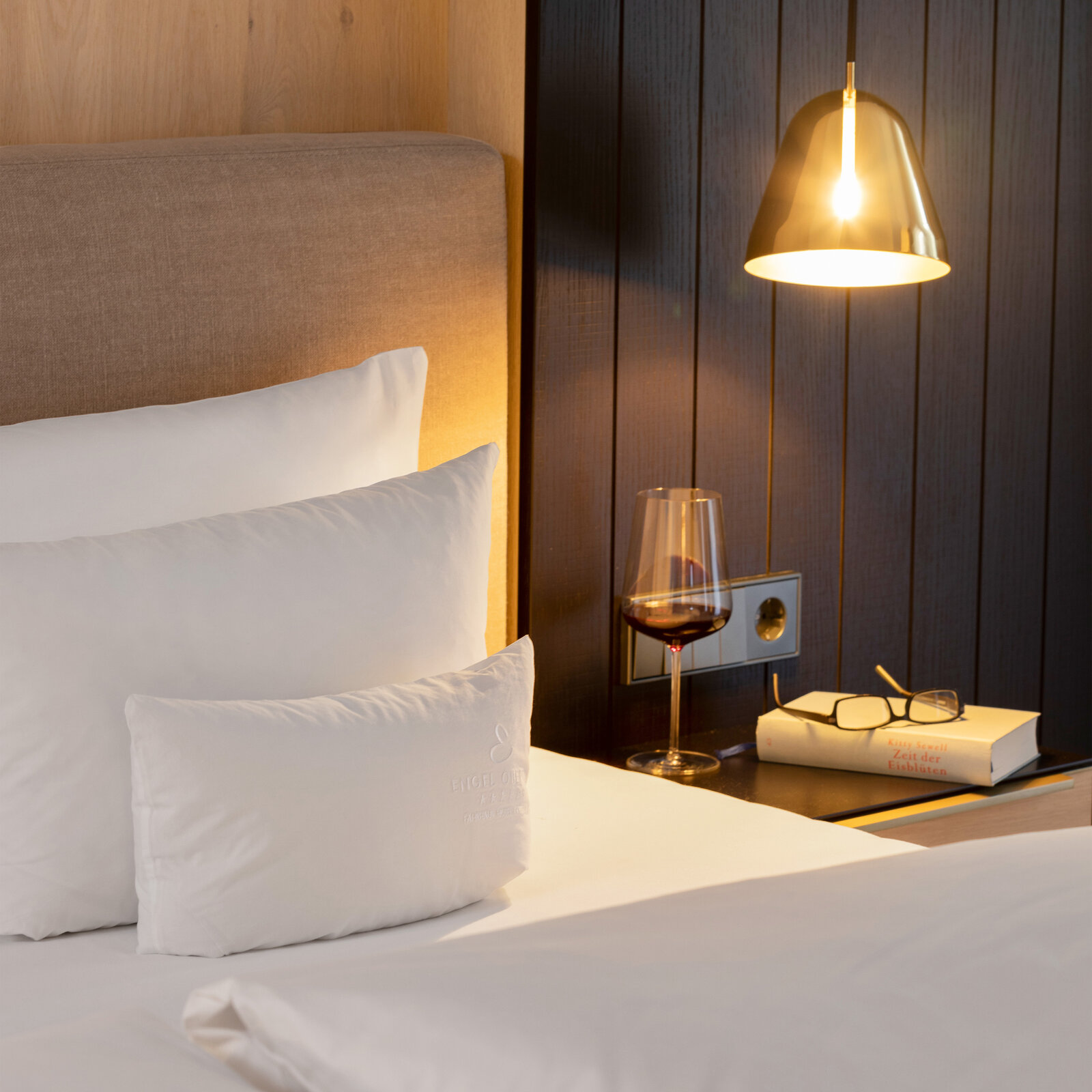 Hotel Engel Obertal Detailansicht Bett in Zimmer
