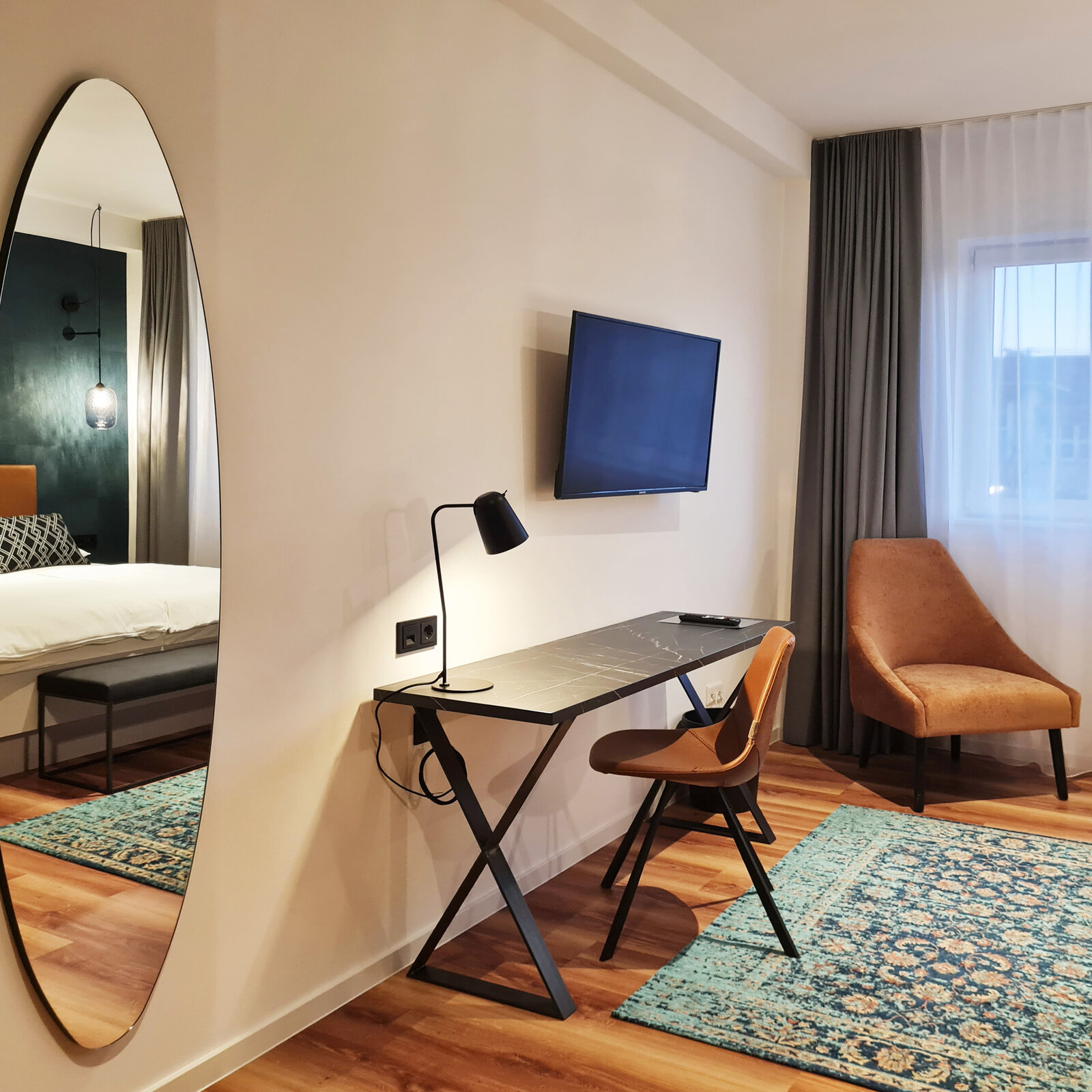 zieflekoch hotel studierendenhotel zimmer spiegel bett schreibtisch sessel vorhang fenster holz teppich tv