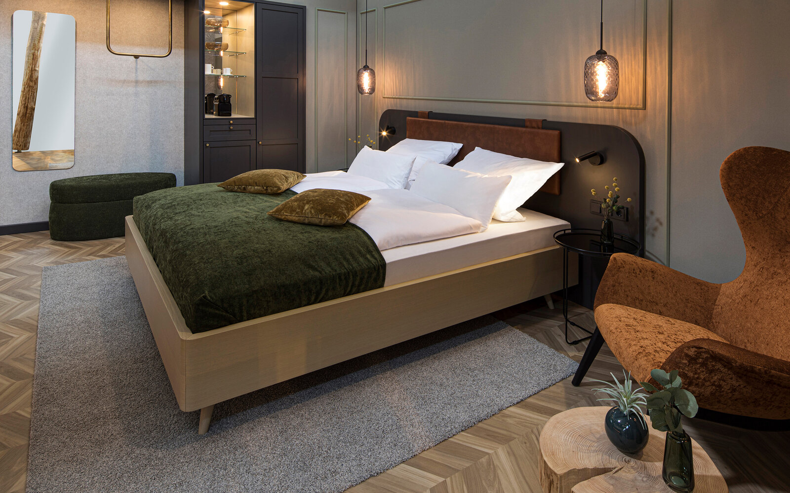 zieflekoch musterzimmer zofie zimmer bett doppelbett samt sessel hängeleuchte hocker spiegel schrank kleiderstange bettlampe beistelltisch teppich wandvertaefelung