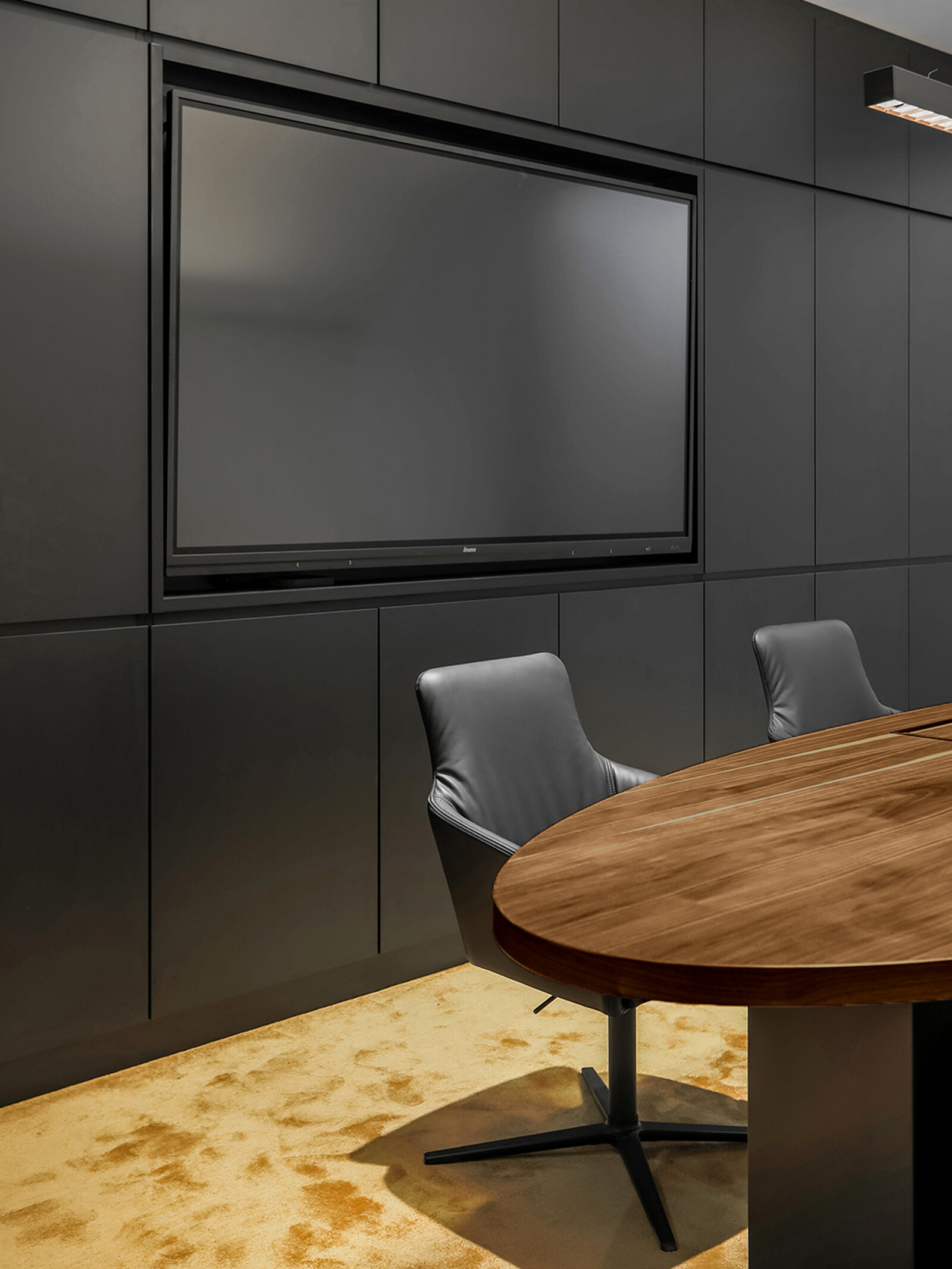 zieflekoch Objekteinrichtung Konferenzraum Holztisch Tisch Sessel Stühle Schwarz Holz
