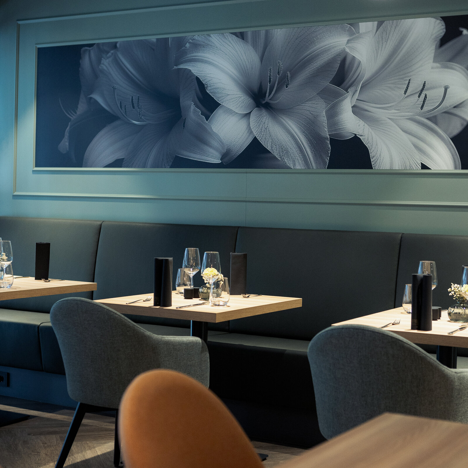 zieflekoch hotel fulda mitte graue dekorflaechen holzflaechen kastanie goldfarben schallschutzoberflaechen wabenform gruentoene wandbilder sessel hocker tische polsterbaenke restaurant bar lounge marmoroptik