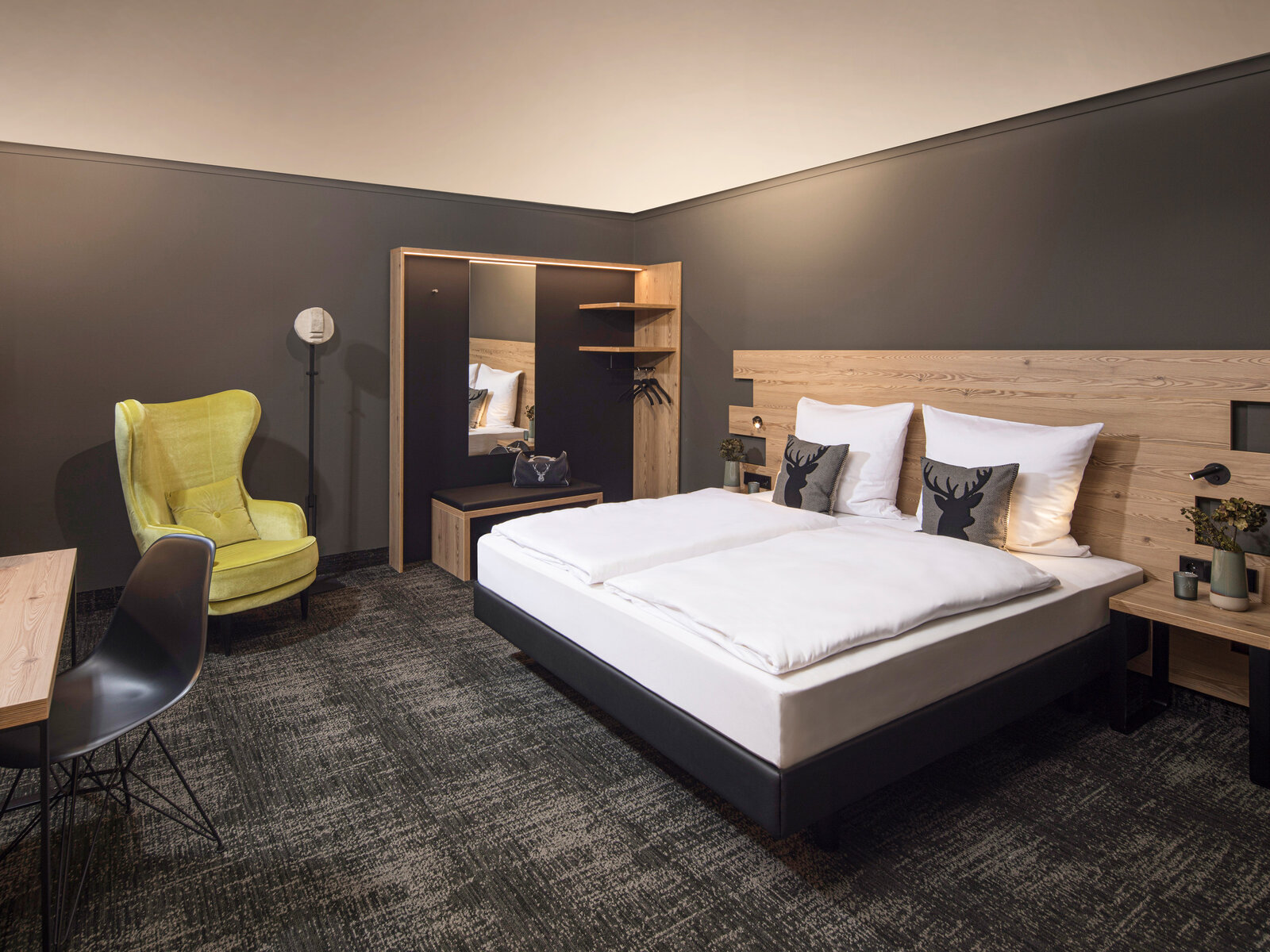 zieflekoch musterzimmer zadoro zimmer holz bett doppelbett beistelltisch grau hirsch bettlampen spiegel schrank garderobe sitzbank schreibtisch stuhl sessel samt