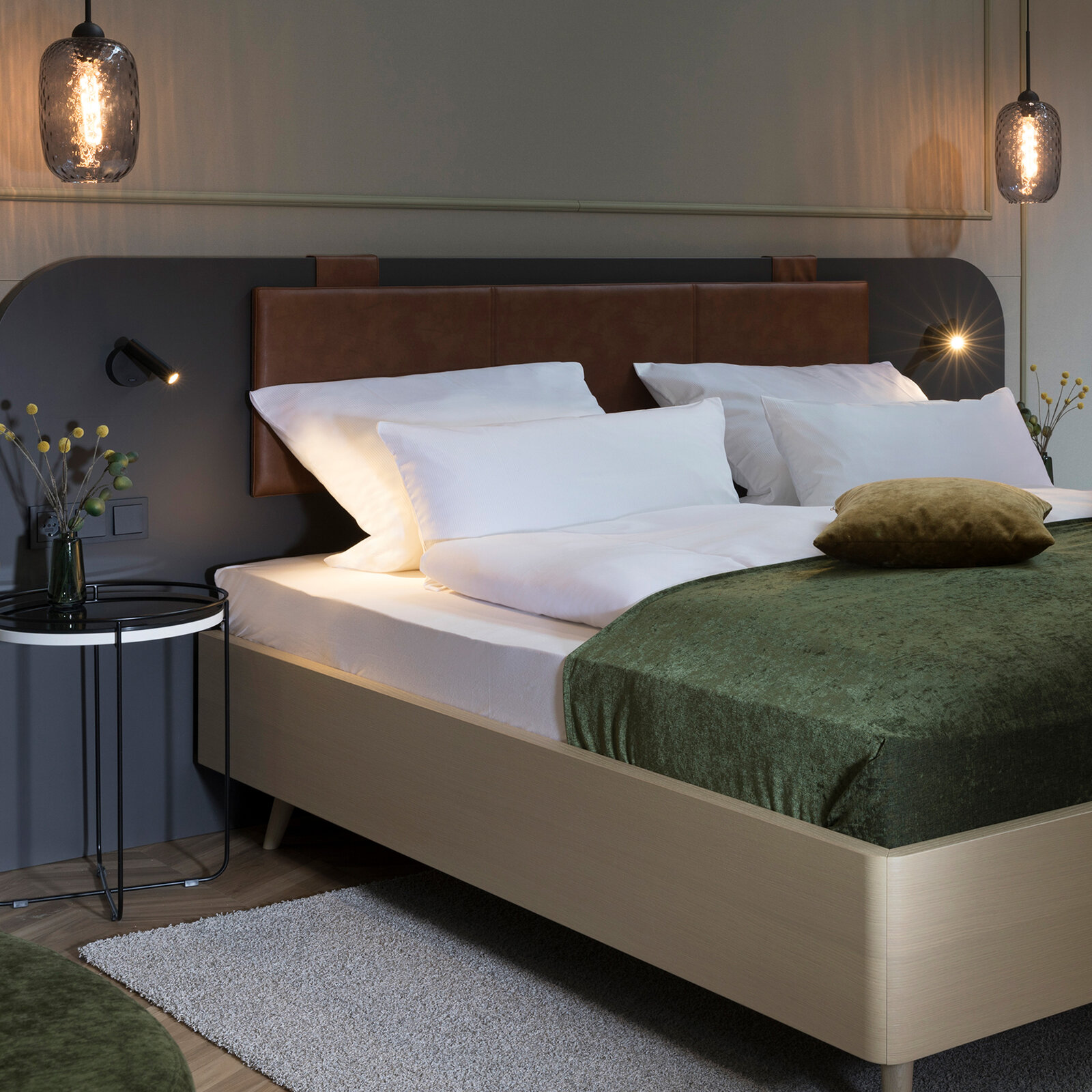 zieflekoch musterzimmer zofie zimmer bett doppelbett samt sessel hängeleuchte bettlampe beistelltisch teppich wandvertaefelung