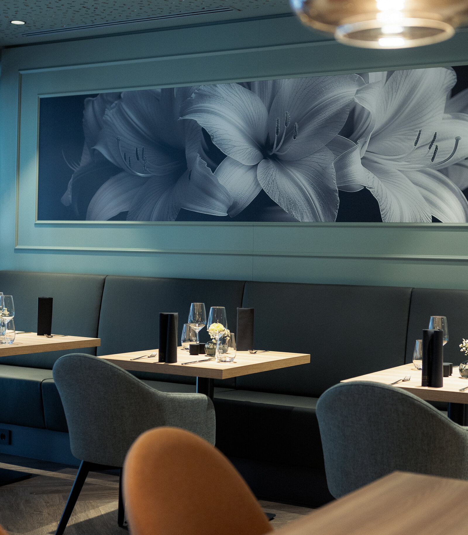 zieflekoch hotel fulda mitte graue dekorflaechen holzflaechen kastanie goldfarben schallschutzoberflaechen wabenform gruentoene wandbilder sessel hocker tische polsterbaenke restaurant bar lounge marmoroptik