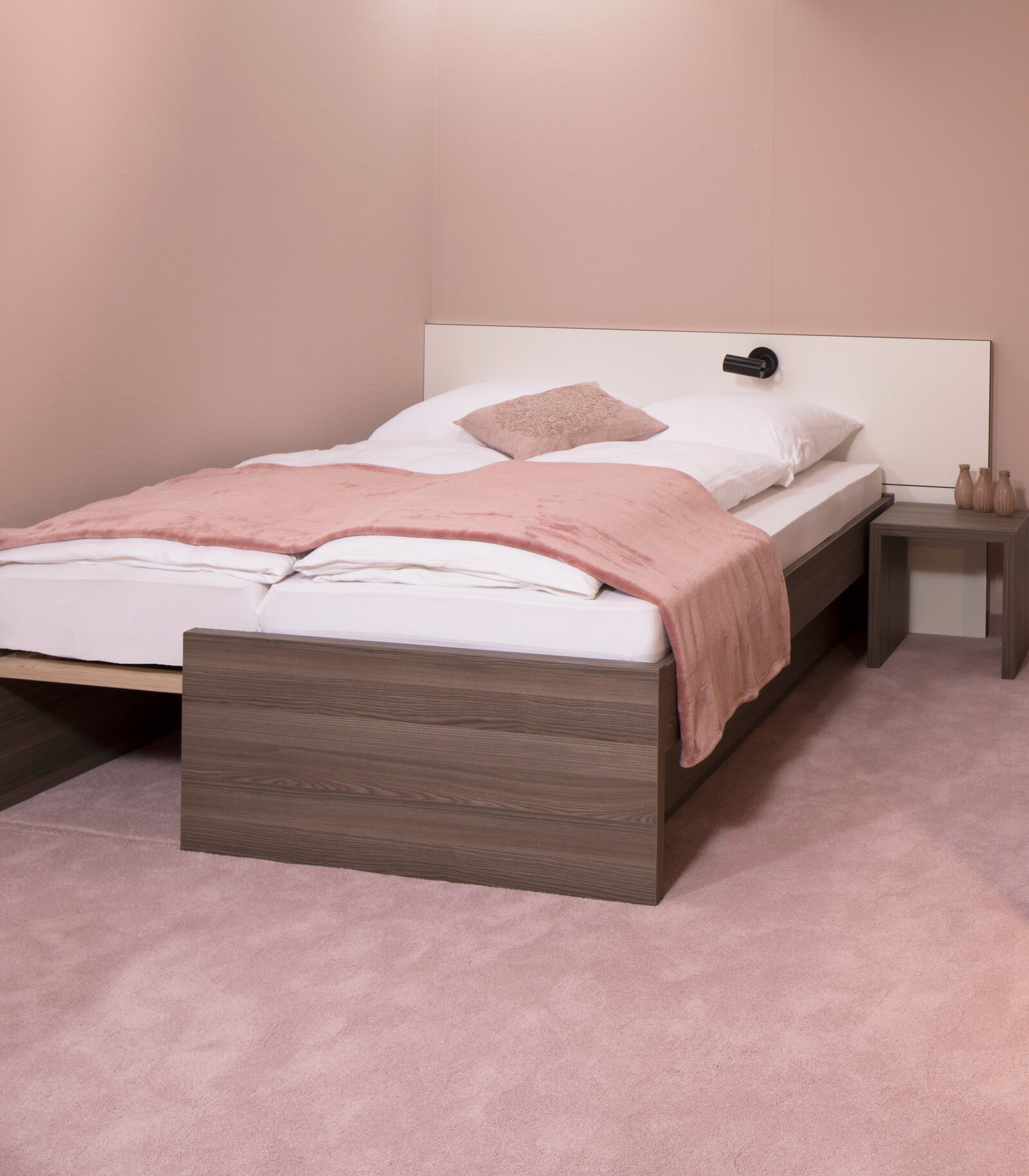 zieflekoch musterzimmer dobleto zimmer bett doppelbett modul holz wandelbar