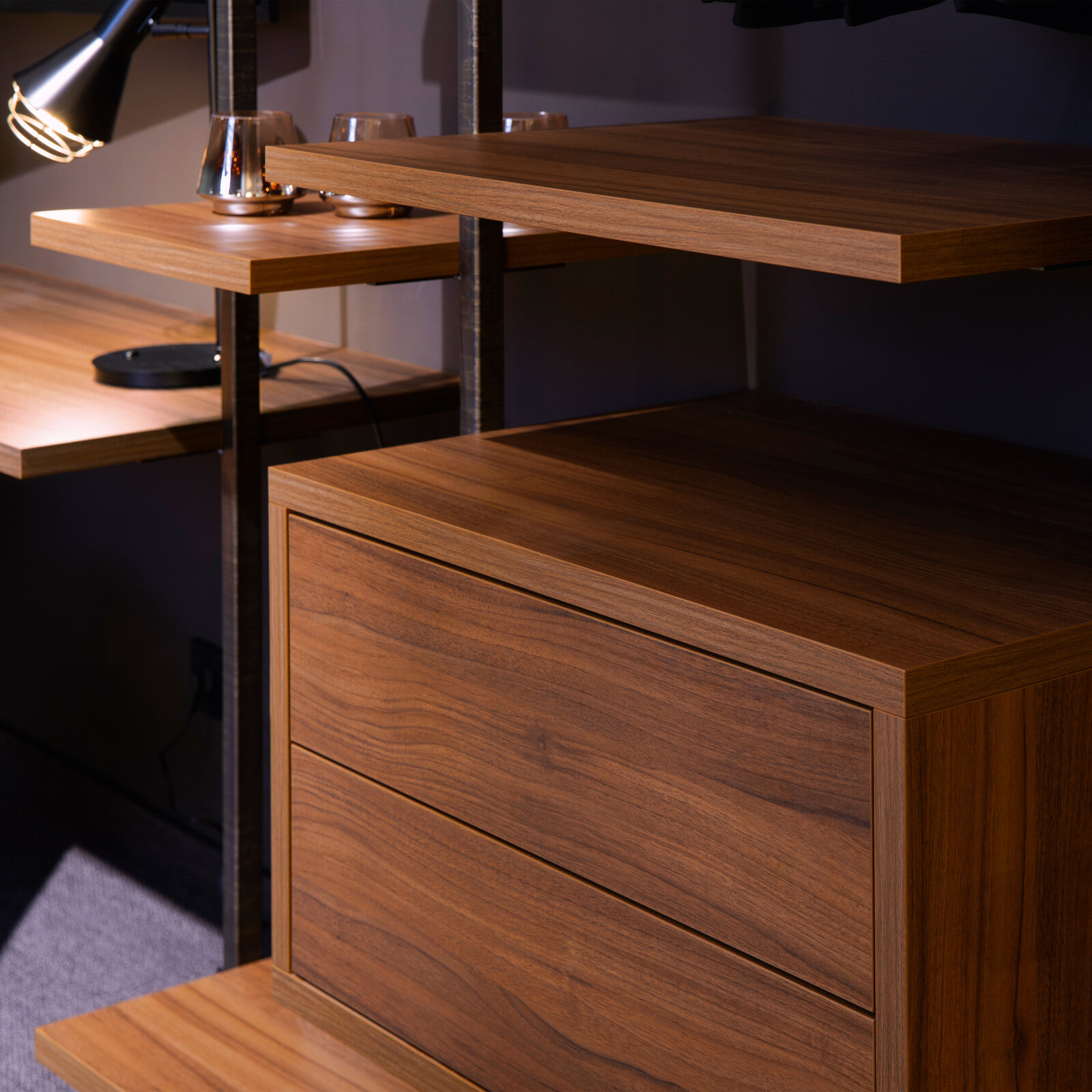 zieflekoch Musterzimmer Buzz Schreibtisch Neonschild Regal Garderobe Detail