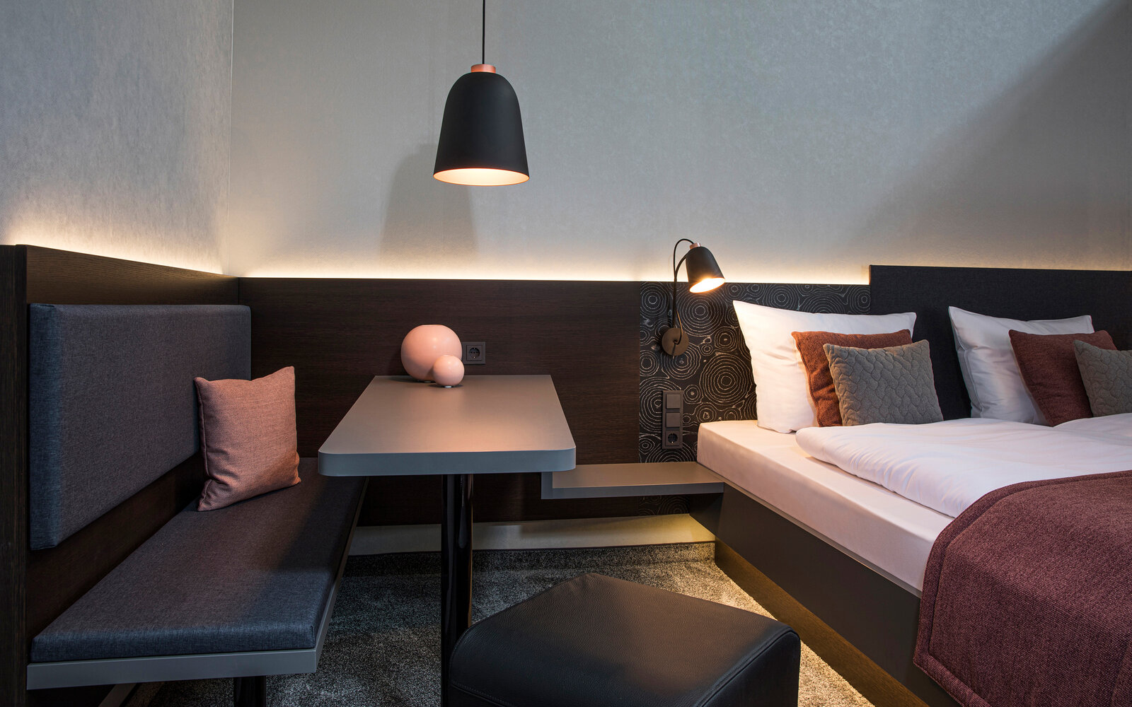 zieflekoch musterzimmer zametry zimmer bett doppelbett holz lampe sitzecke indirekte beleuchtung