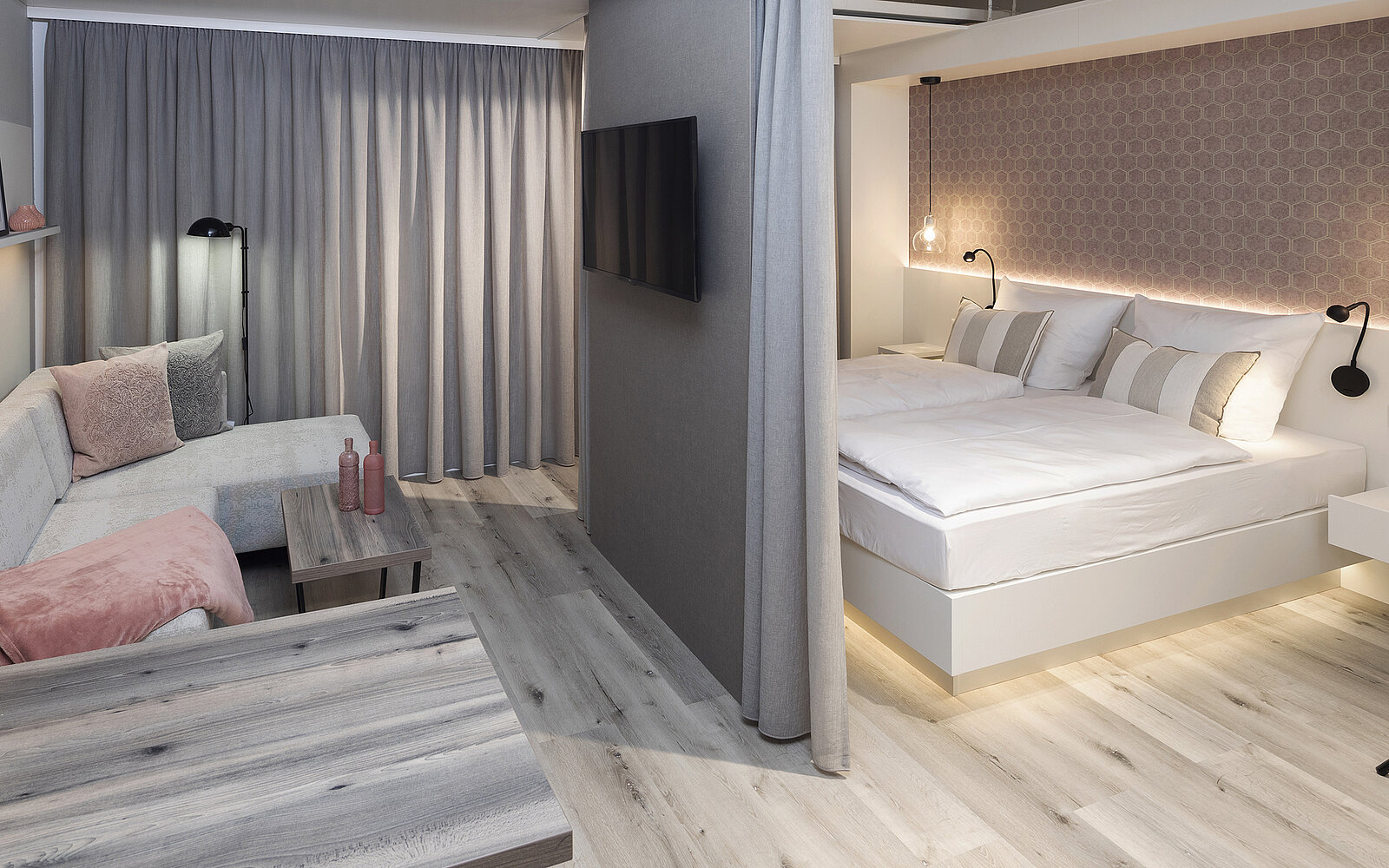 zieflekoch Musterzimmer Zwin Raumtrenner Vorhang Schlafzimmer Wohnzimmer Wohnbereich Couch Sofa Esstisch Bett Doppelbett Tapete Regal Holz Grau Rosa