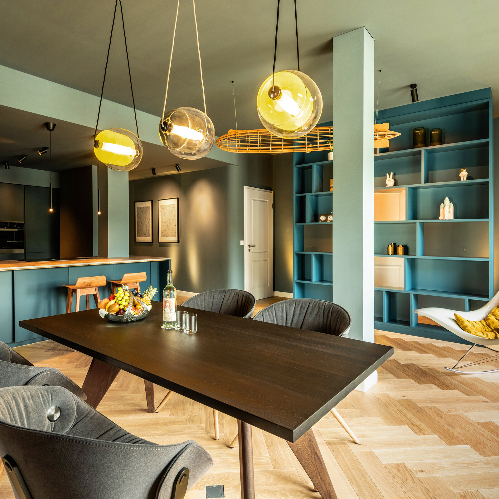 zieflekoch Palais Kayser Apartment Zimmer Wohnzimmer Tisch Stühle Regal Küche Holz