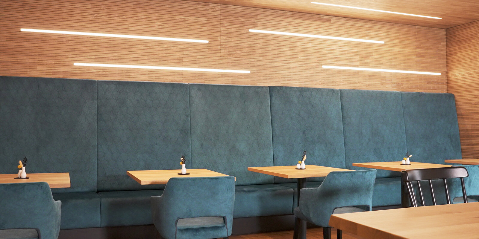 zieflekoch wirthshof resort hotel holz lounge fruehstueck essen restaurant stuhl sitzecke polster polsterbank beistelltisch indirekte beleuchtung
