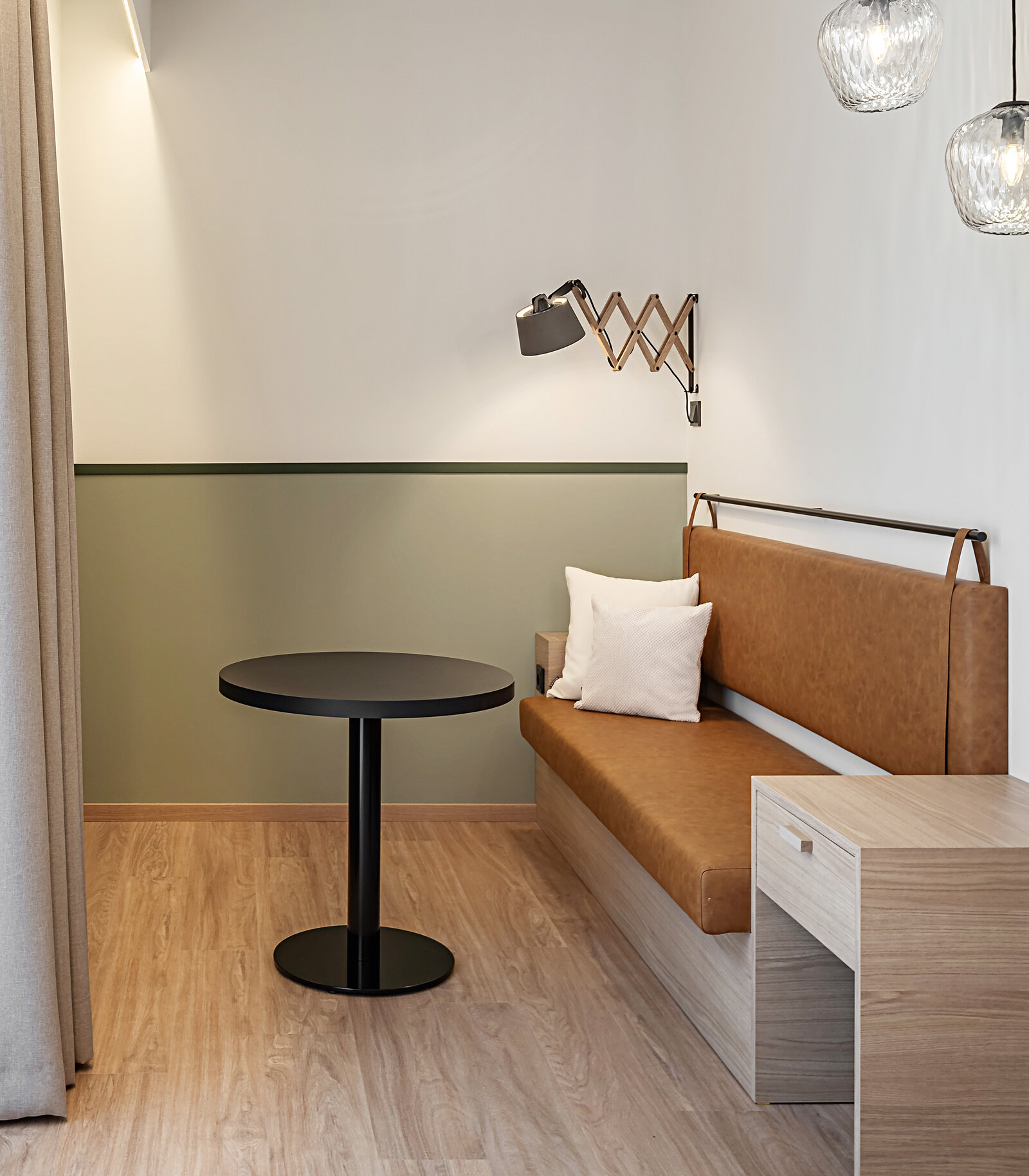 Zieflekoch altes braeuhaus hotel doppelzimmer Eiche farbakzent leder wandleuchten sitzecke tischchen sitzbank konsole