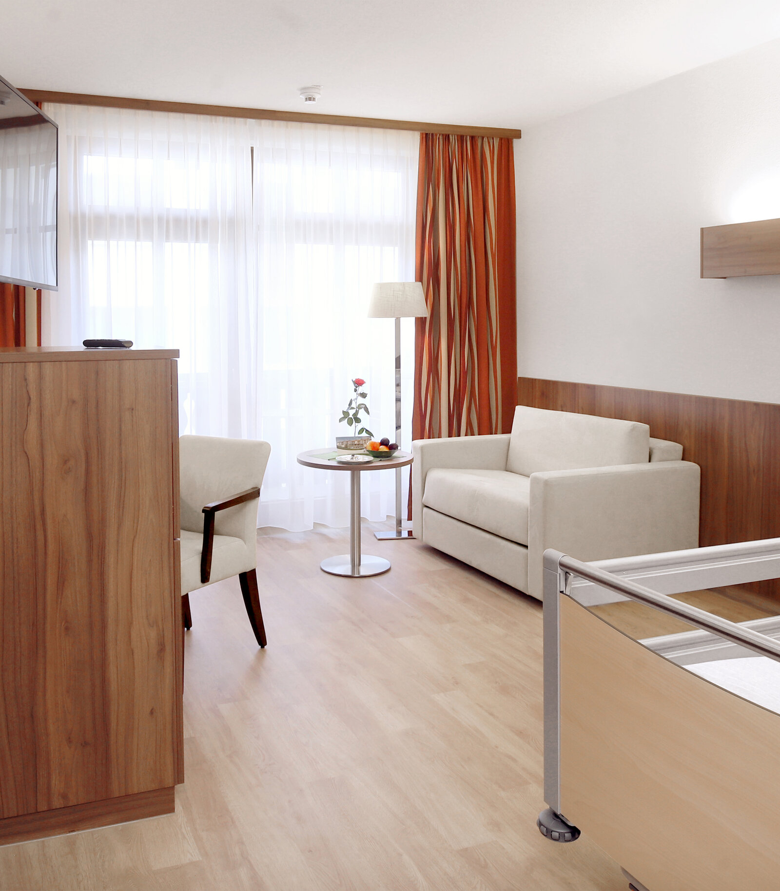 zieflekoch Fachklinik Ichenhausen Zimmer Bett Schrank Tisch Holz