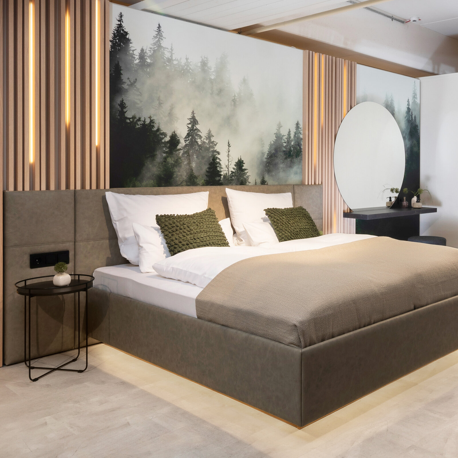 zieflekoch Musterzimmer Cozy Bett Spiegel Holzlamellen Holz Nachttisch