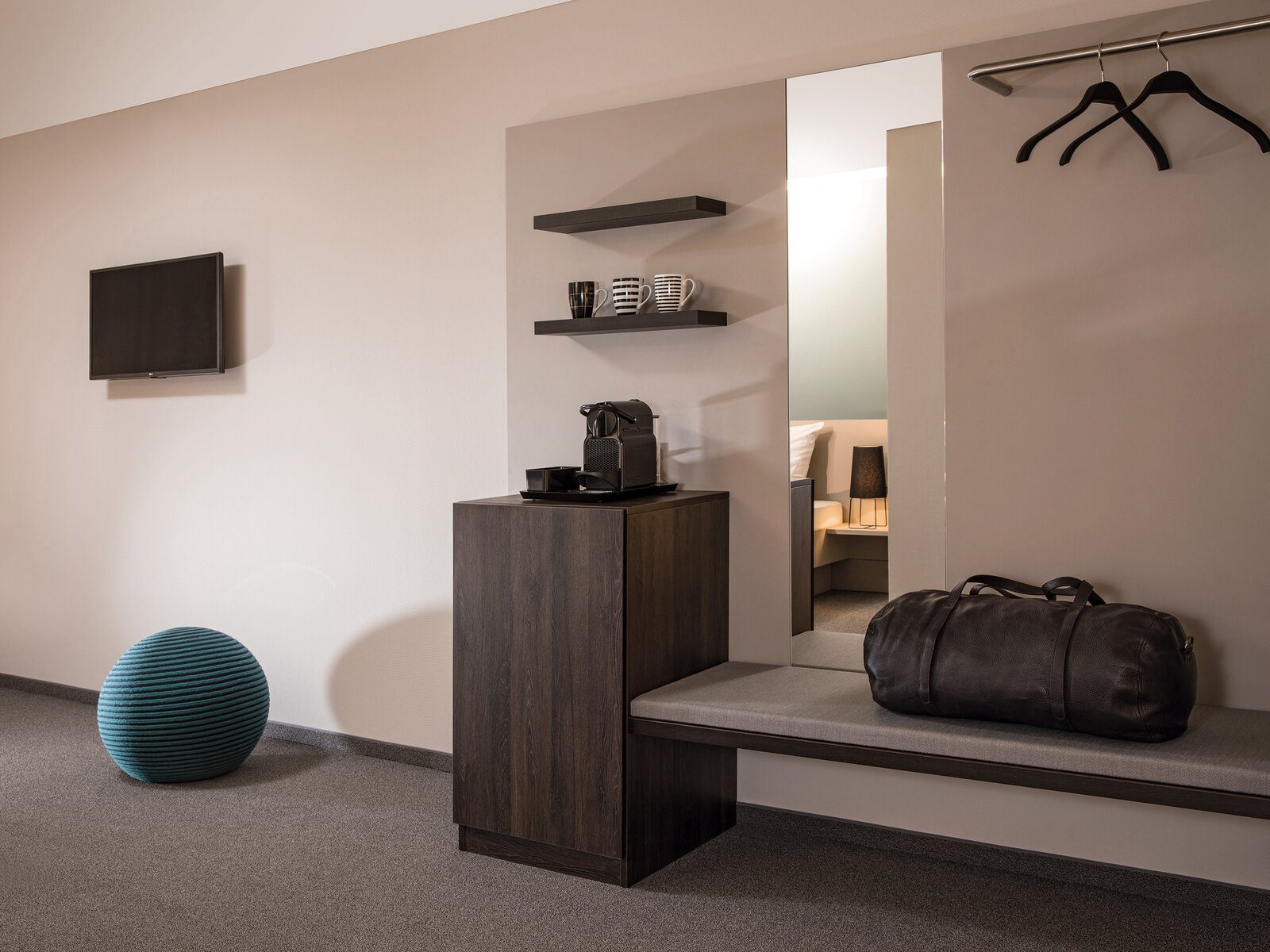 zieflekoch Musterzimmer Zazou Schlafzimmer Sitzbank Ablage Garderobe Petrol Sitzball Sideboard Regal Holz