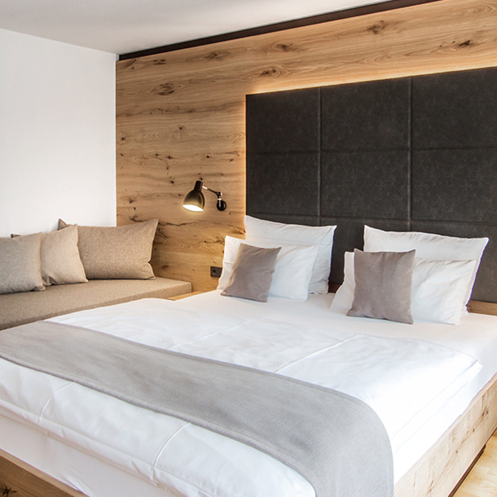 zieflekoch wirthshof zimmer holz bett doppelbett polster pendelleuchte sitzbank kissen