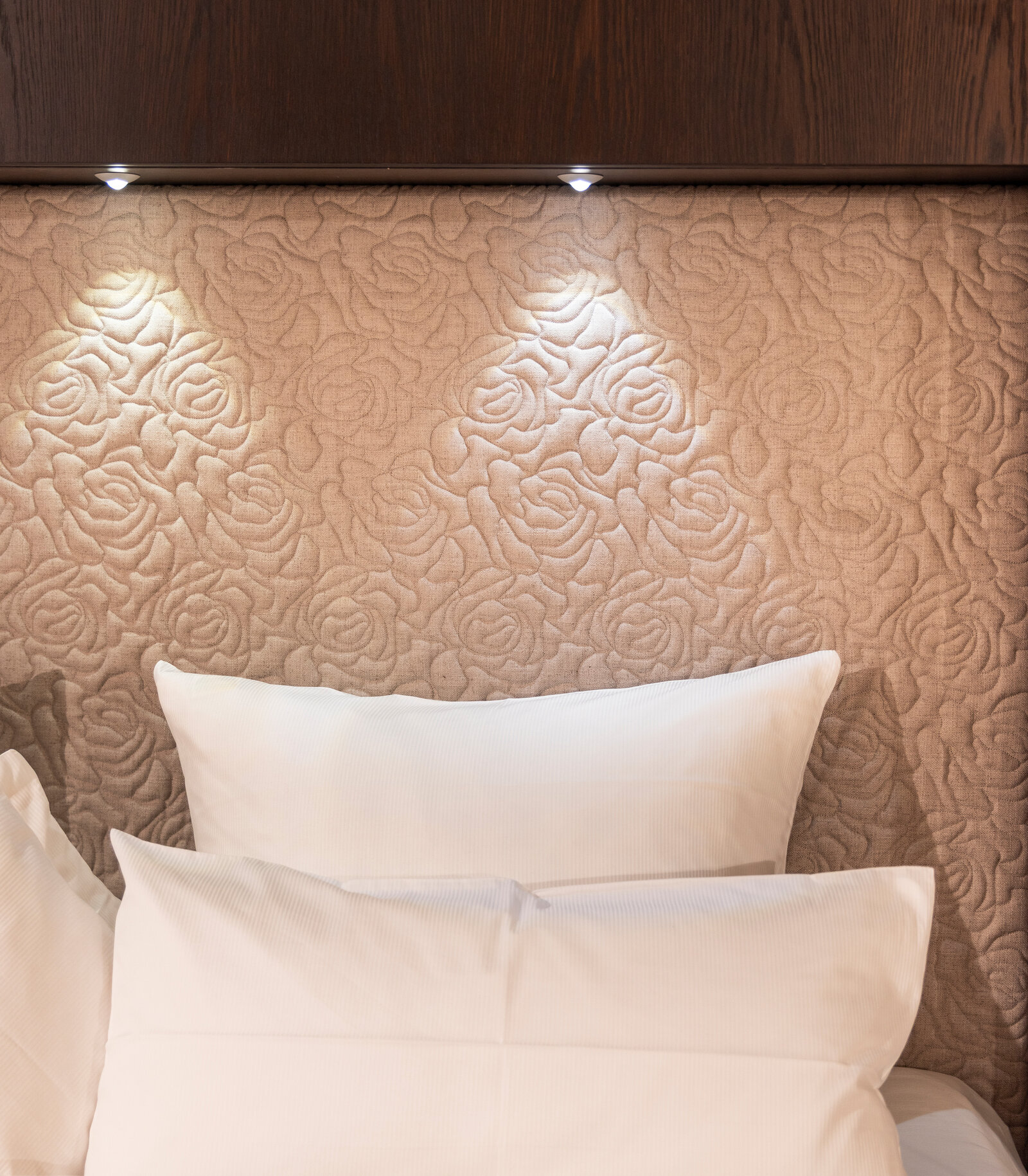 Hotelbett mit Eichenrahmen und Floralem Stoff am Kopfteil