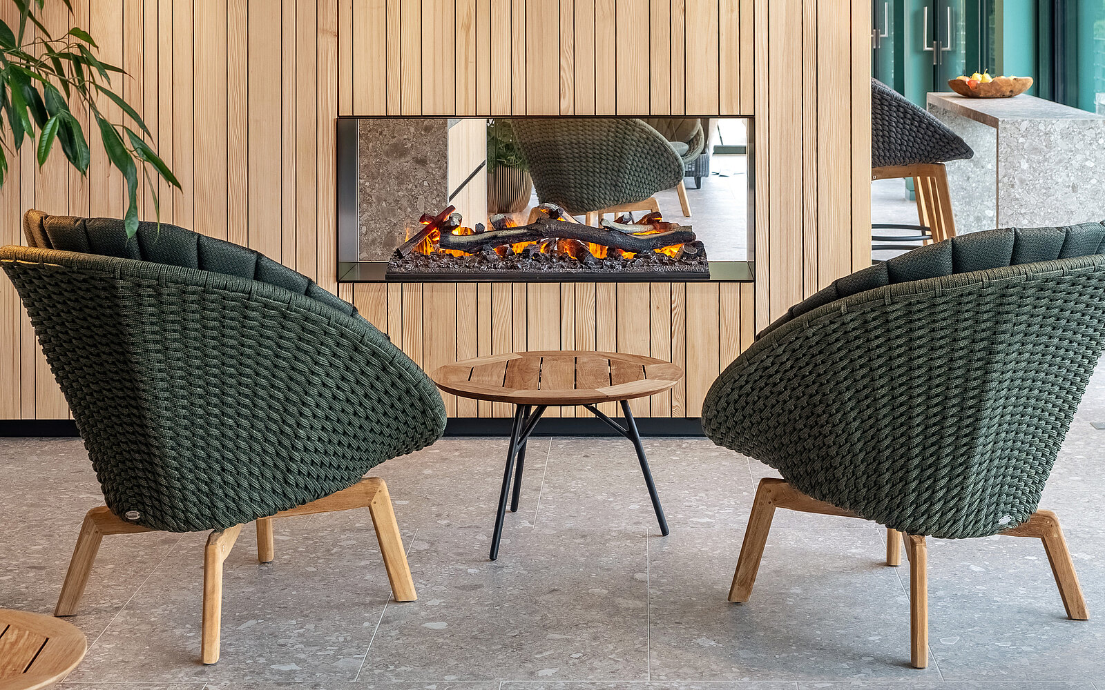 zieflekoch Hofgut Farny Wellnessbereich Wellness Kamin Sitzecke Ruheraum Holz Sessel