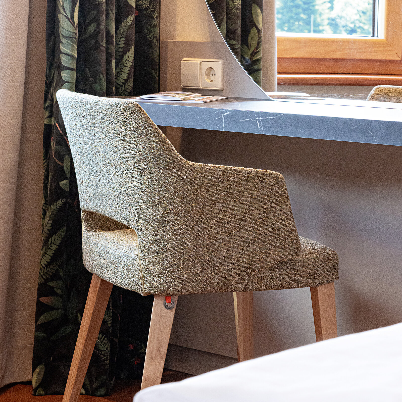 zieflekoch Elztalhotel Holz Samt Zimmer Schreibtisch sessel stuhl spiegel vorhang marmoroptik