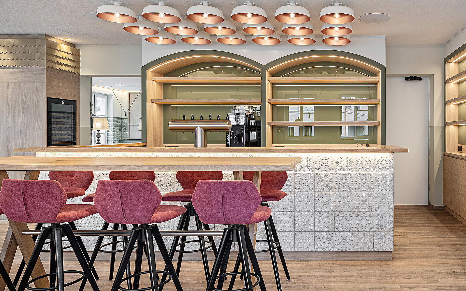 Zieflekoch altes braeuhaus hotel Restaurant Eiche farbakzente Mustertapete Stuhl Tisch schiebetuer Konsole highboard kassettentueren theke polsterhocker hochstuhl kacheln