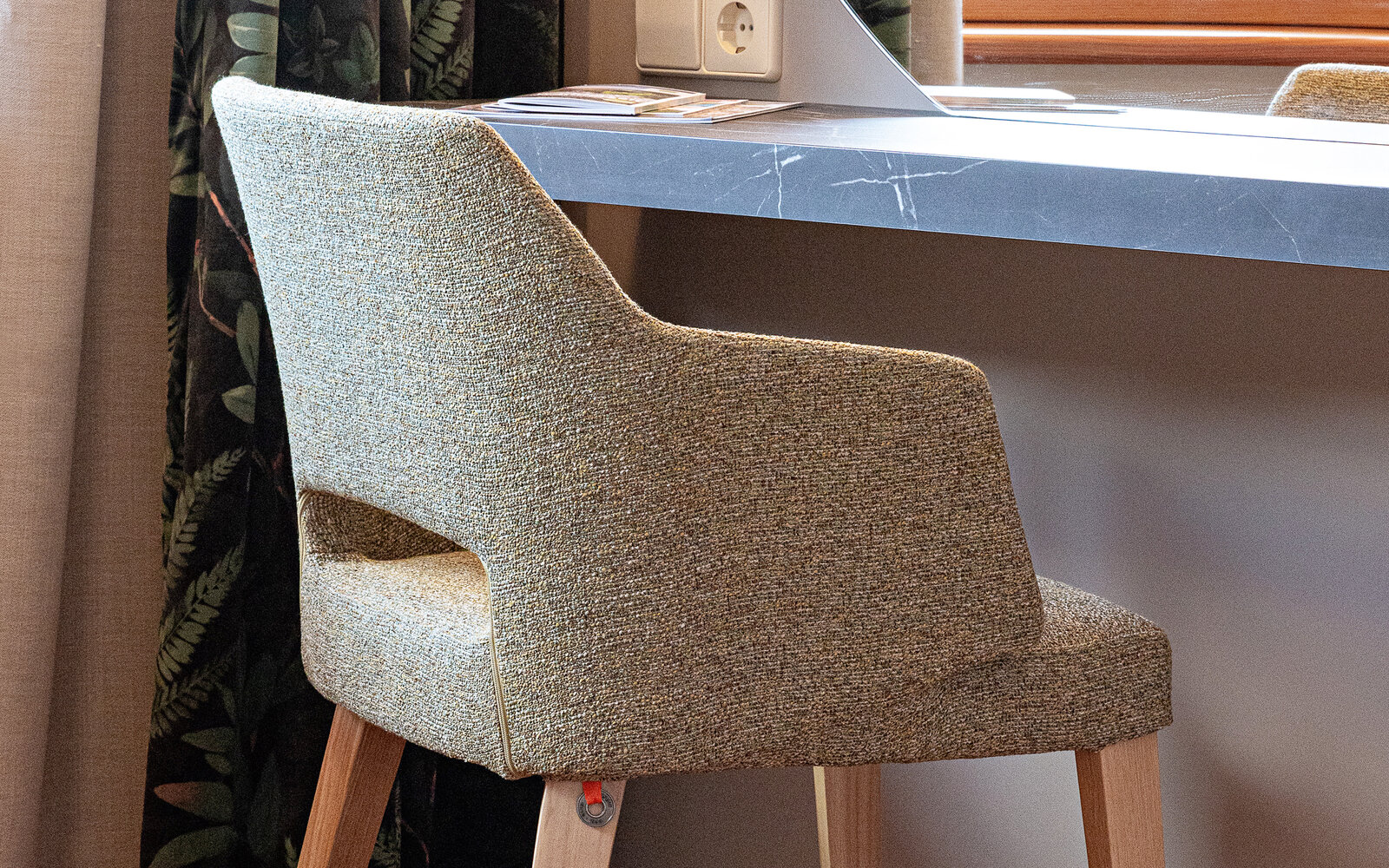 zieflekoch Elztalhotel Holz Samt Zimmer Schreibtisch sessel stuhl spiegel vorhang marmoroptik