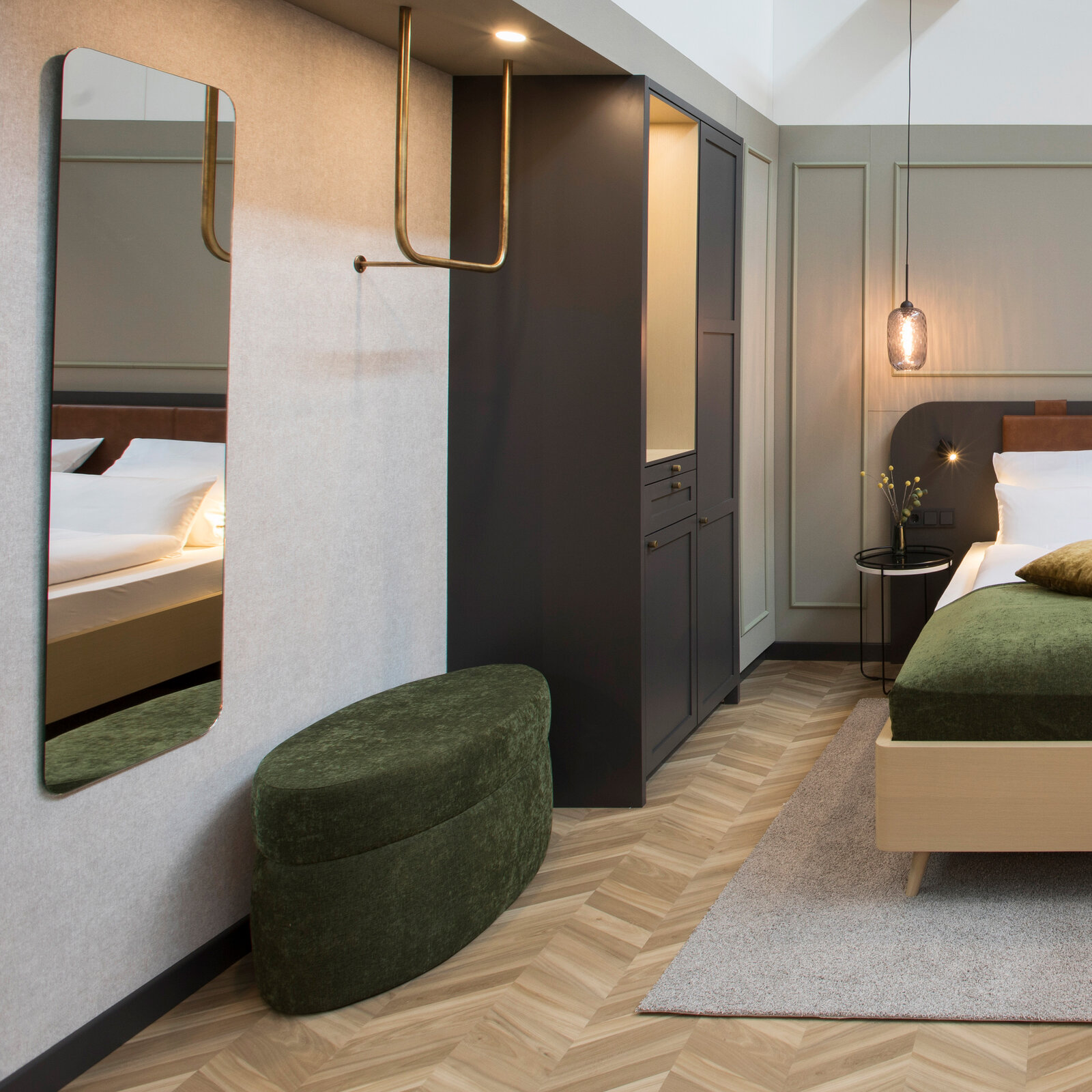 zieflekoch musterzimmer zofie zimmer bett doppelbett samt hängeleuchte hocker spiegel schrank kleiderstange bettlampe beistelltisch teppich wandvertaefelung