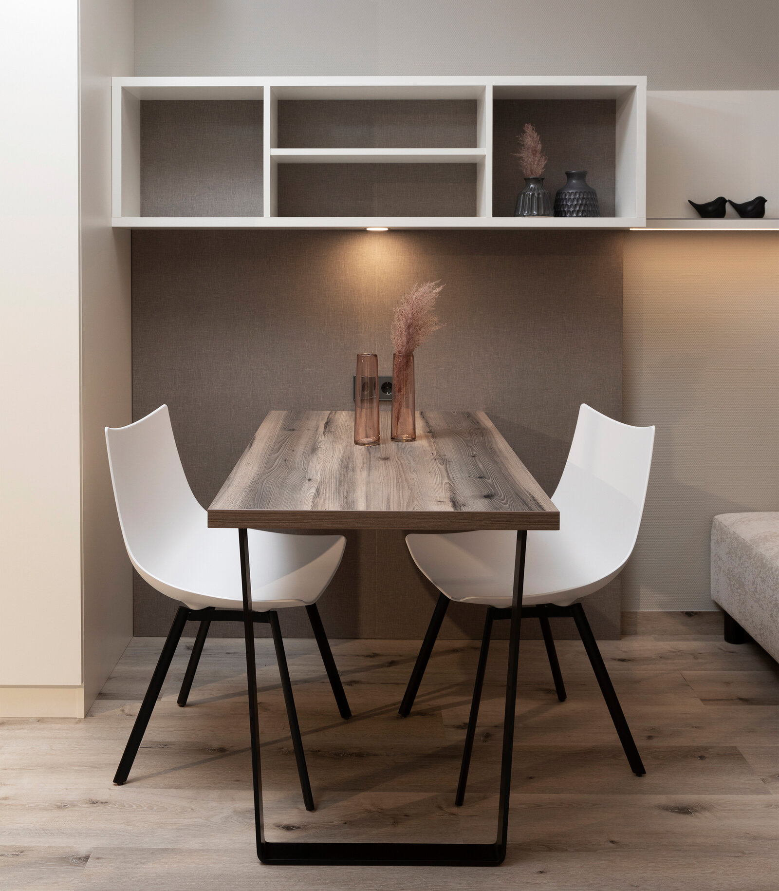 zieflekoch Musterzimmer Zwin Esszimmer Wohnbereich Esstisch Regal Holz Grau Rosa