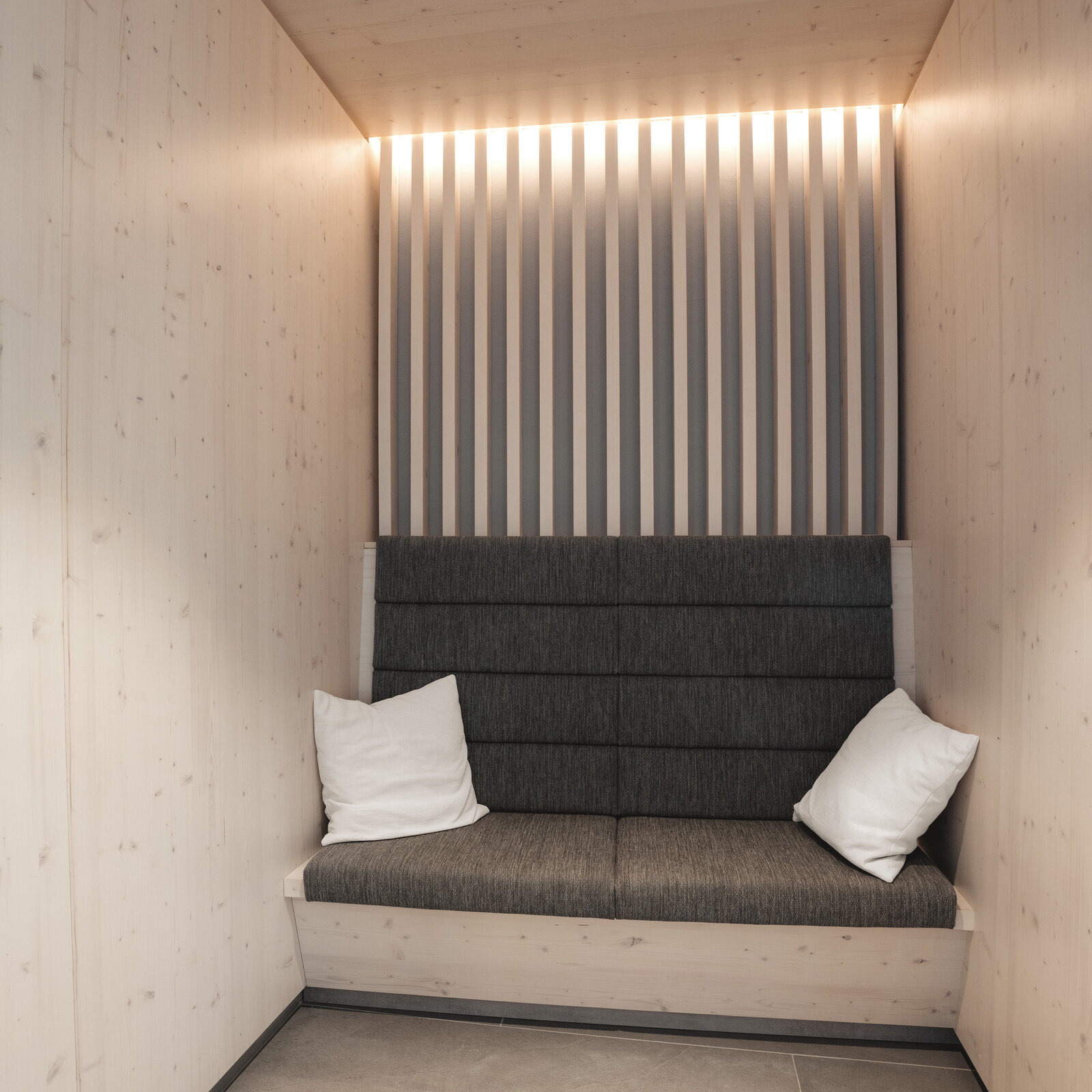 zieflekoch Alpen Resort Sitzbank Sitzecke Wellness Spa Chillout Holzwand Holz
