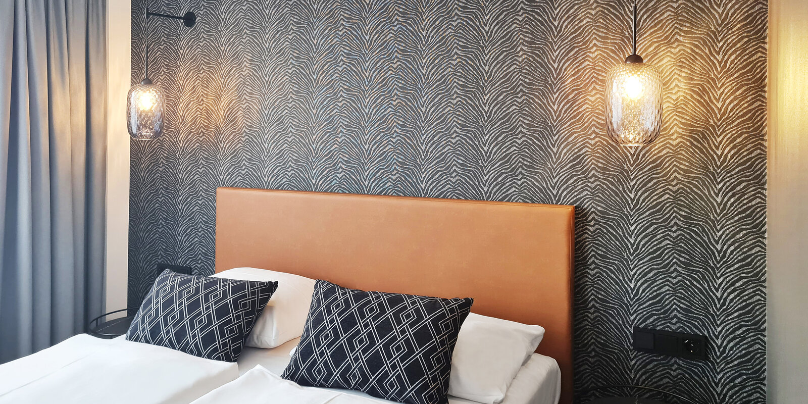zieflekoch hotel studierendenhotel zimmer bett doppelbett vorhang Lampe TV tapete