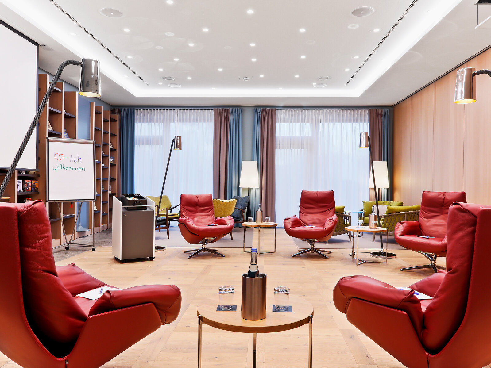 zieflekoch Wellnessresort Upstalsboom Wyk auf Föhr Konferenzraum Tagungsraum Sessel Leder Holz