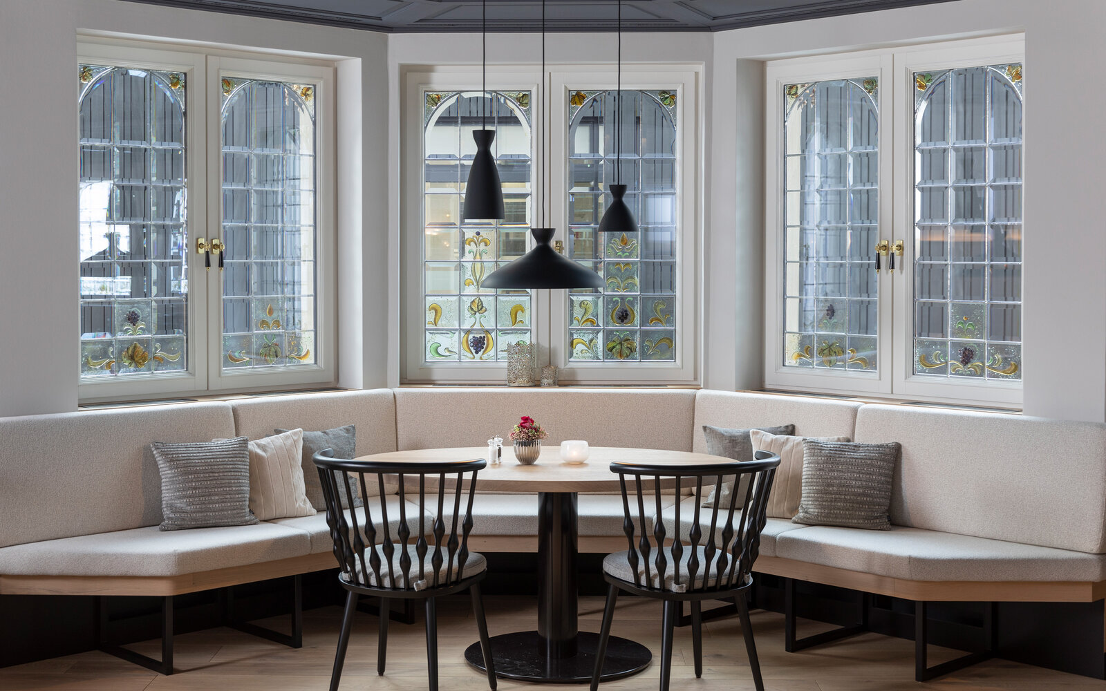 zieflekoch Engel Obertal Restaurant Glasmacherstube Fenster Sitzecke Sitzbank Stühle Tisch Holz