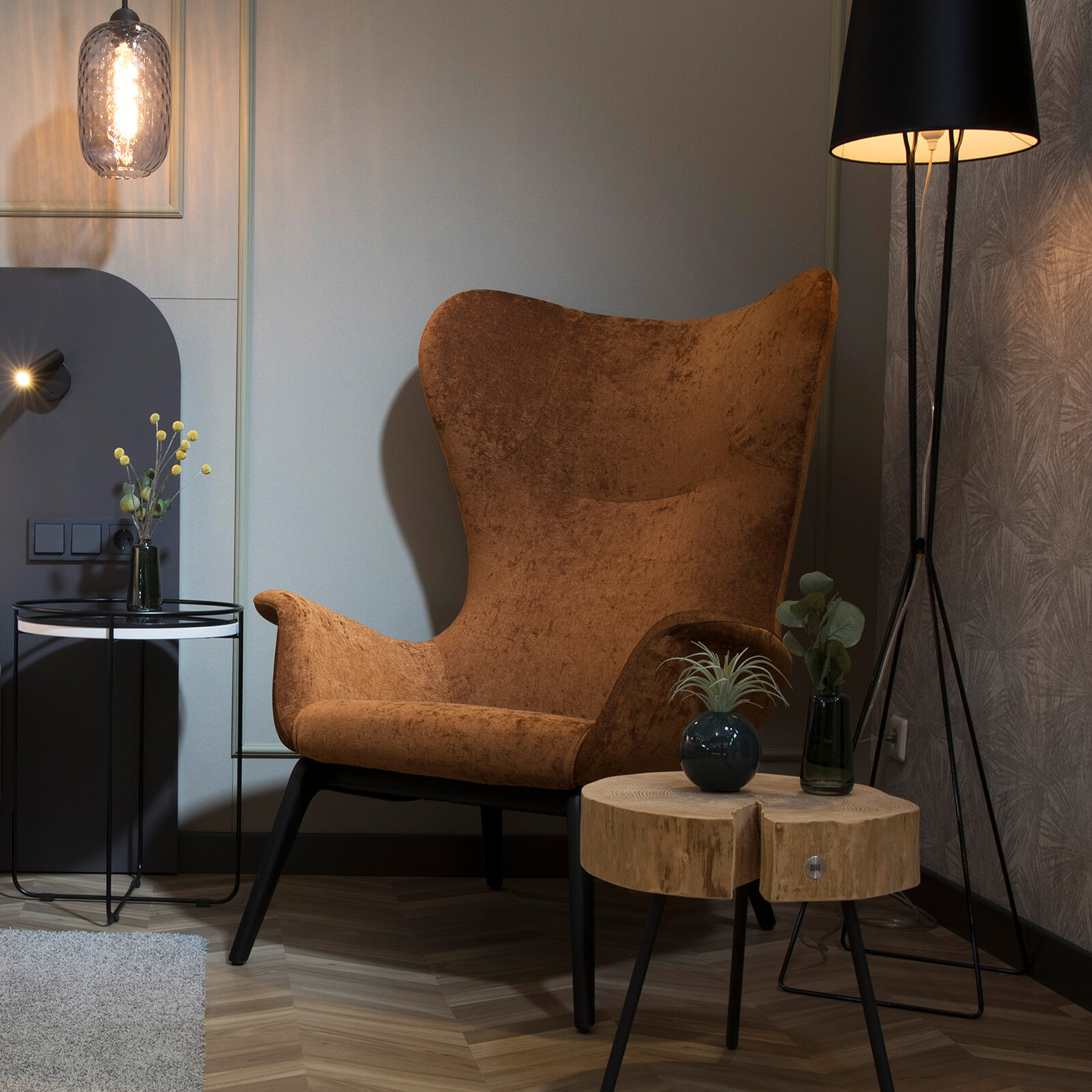 zieflekoch musterzimmer zofie zimmer holz samt sessel hängeleuchte  beistelltisch teppich wandvertaefelung