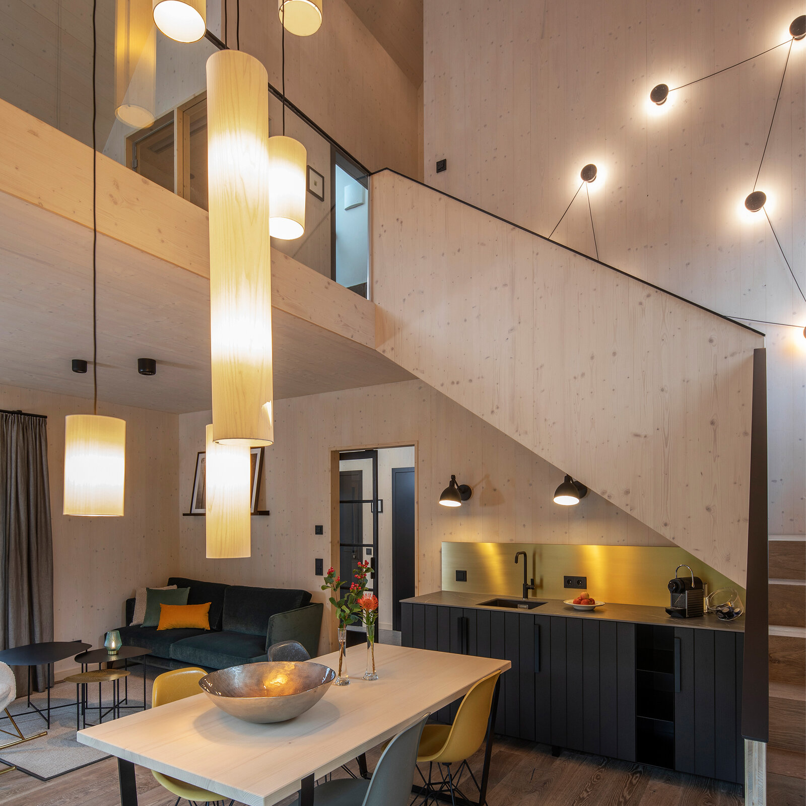 zieflekoch Engel Obertal Ferienhaus Chalet Wohnung Wohnraum Wohnzimmer Holz Treppe Lampen