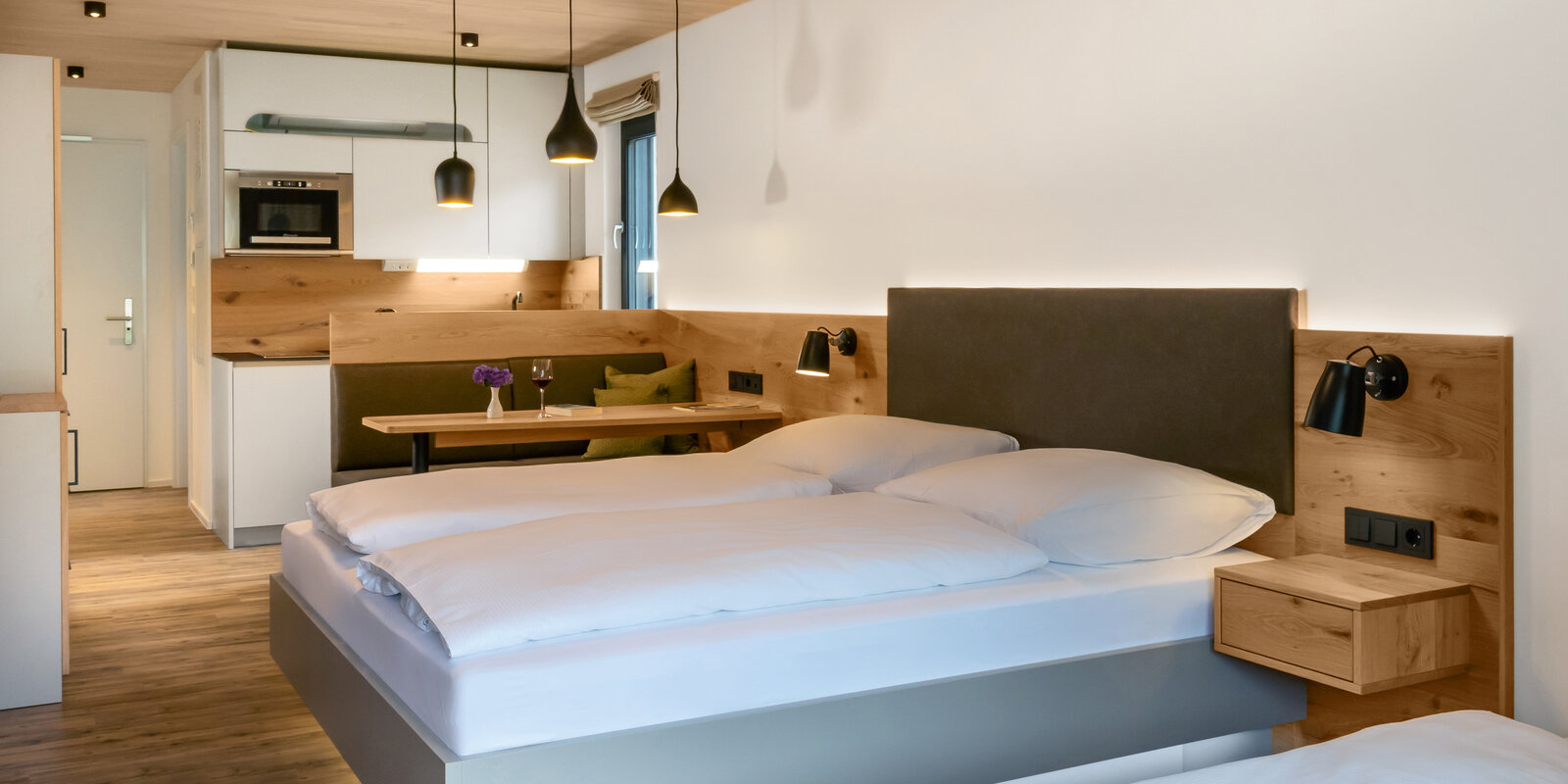 zieflekoch Goldener Adler Zimmer Wohnraum Bett Küche Schrank Esstisch