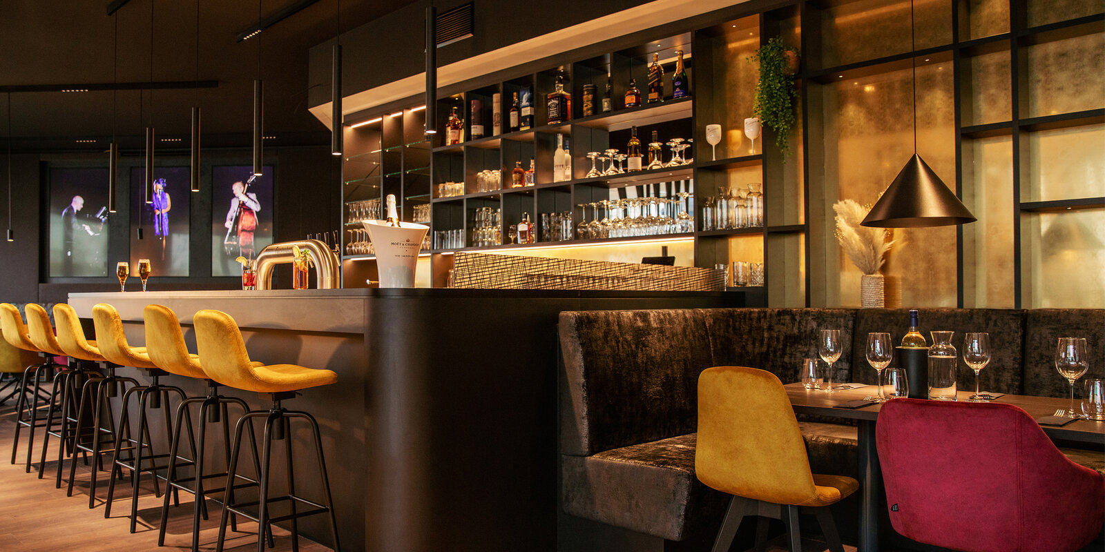 zieflekoch Sombea Restaurant Bar Tische Stühle Sessel Barhocker Rot Gold Samt Holz