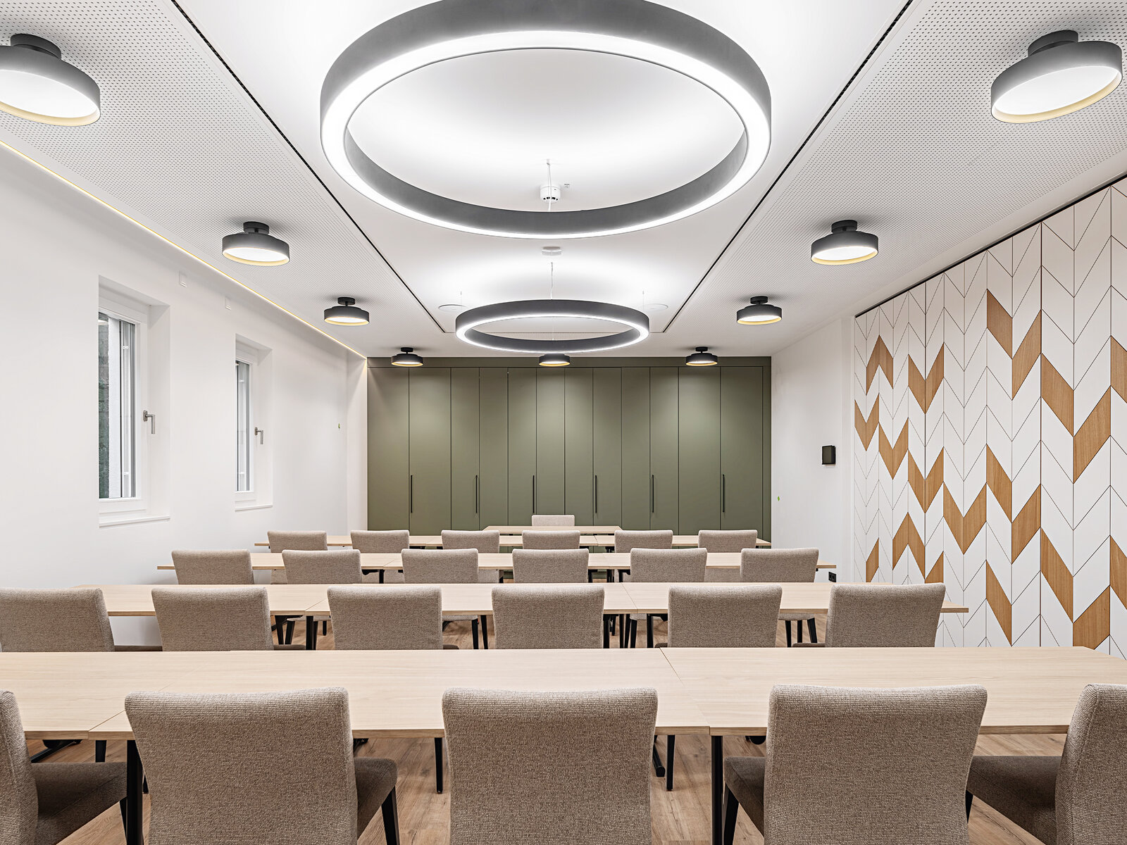 Zieflekoch altes braeuhaus hotel Konferenzraeume Eiche farbakzente Polsterstuhl schrankwand deckenleuchten fenster wandobjekt
