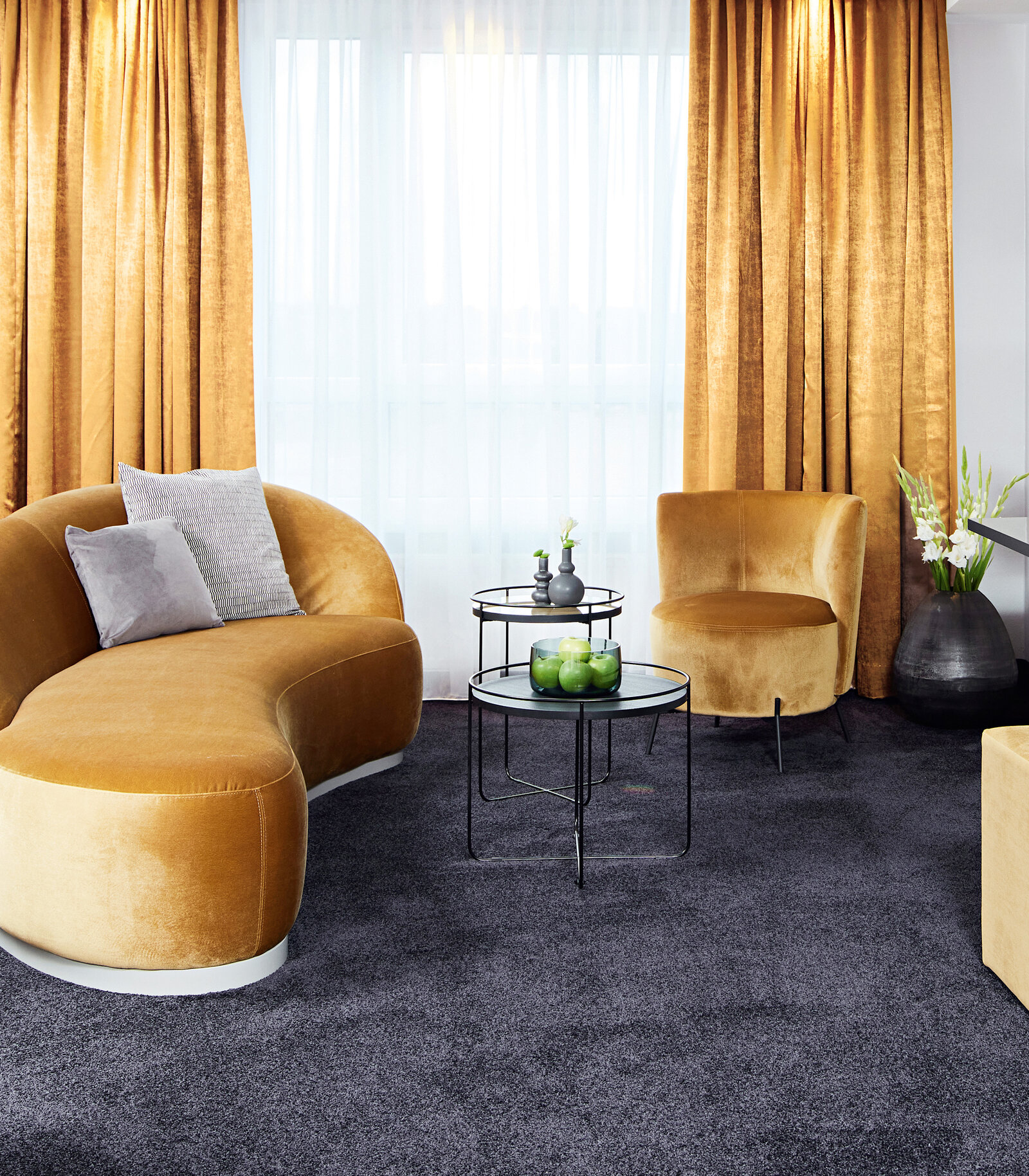 zieflekoch Hotel Esperanto Zimmer Samt Sofa Vorhang Sessel Beistelltisch