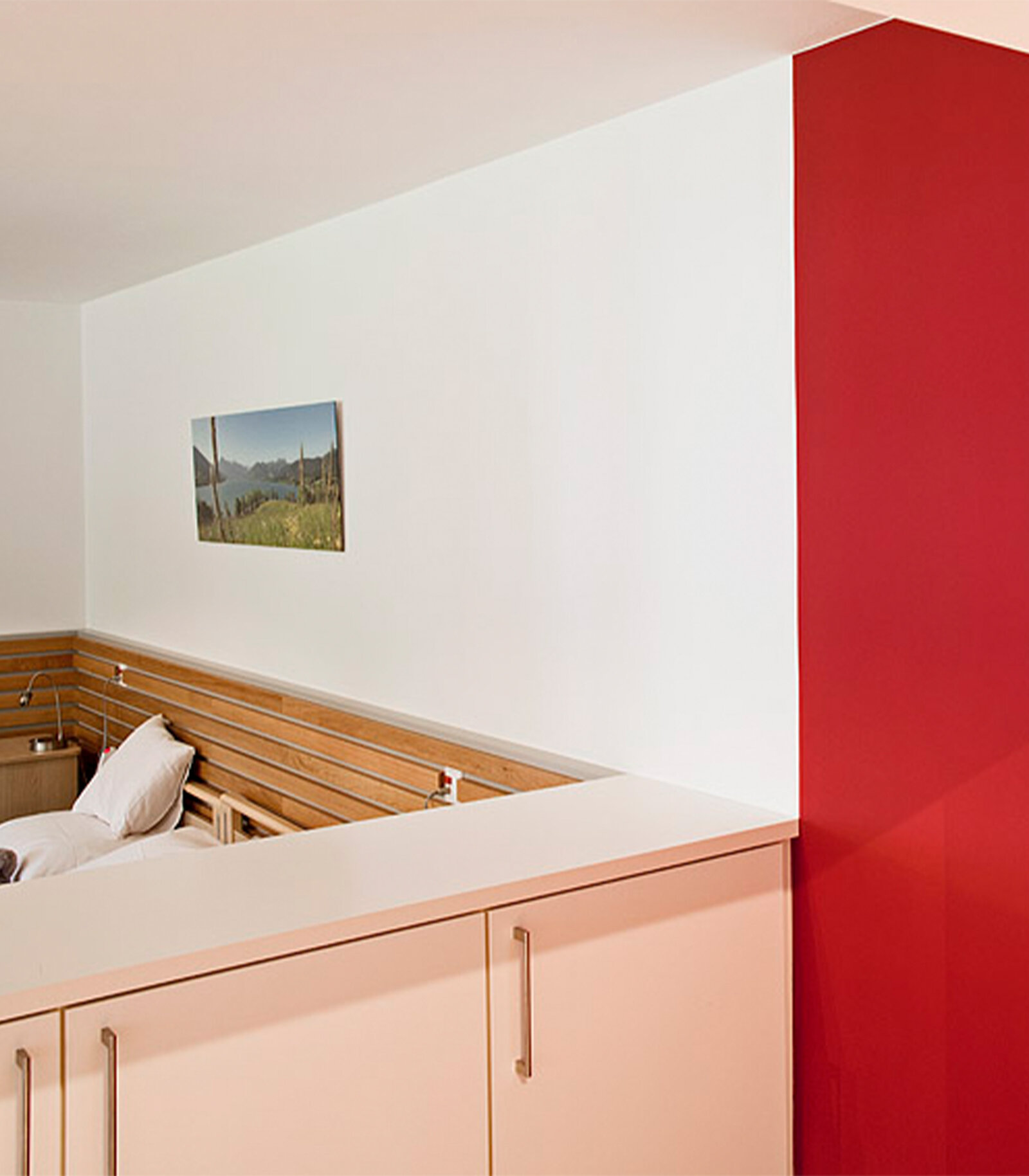 zieflekoch Fachklinik Klinik im Alpenpark Zimmer Patientenzimmer Holzwand Bett Schrank Rot Holzbett Holz