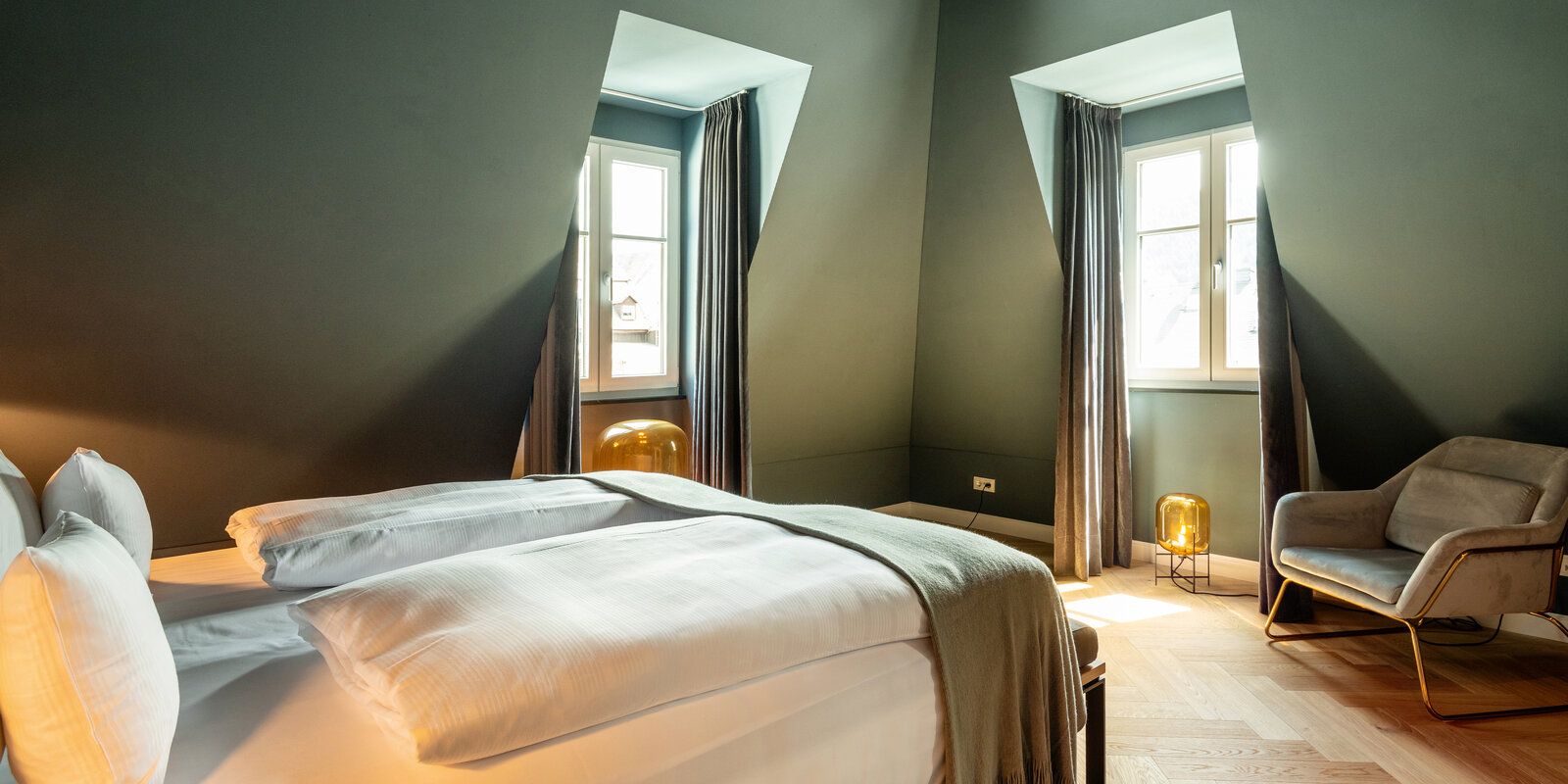 zieflekoch Palais Kayser Zimmer Schlafzimmer Bett Sessel Samt Holz