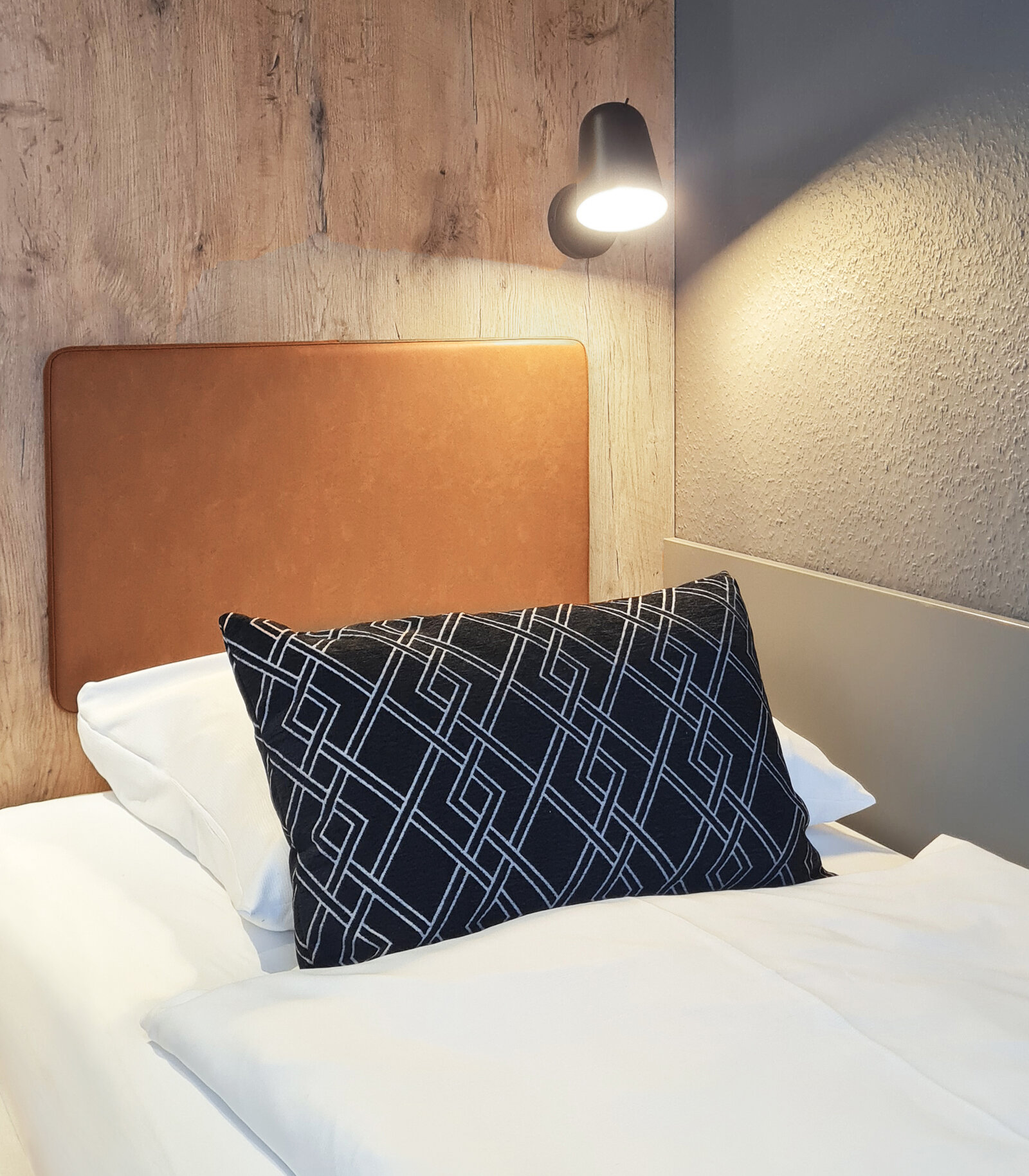 zieflekoch hotel studierendenhotel bett Lampe holz leder