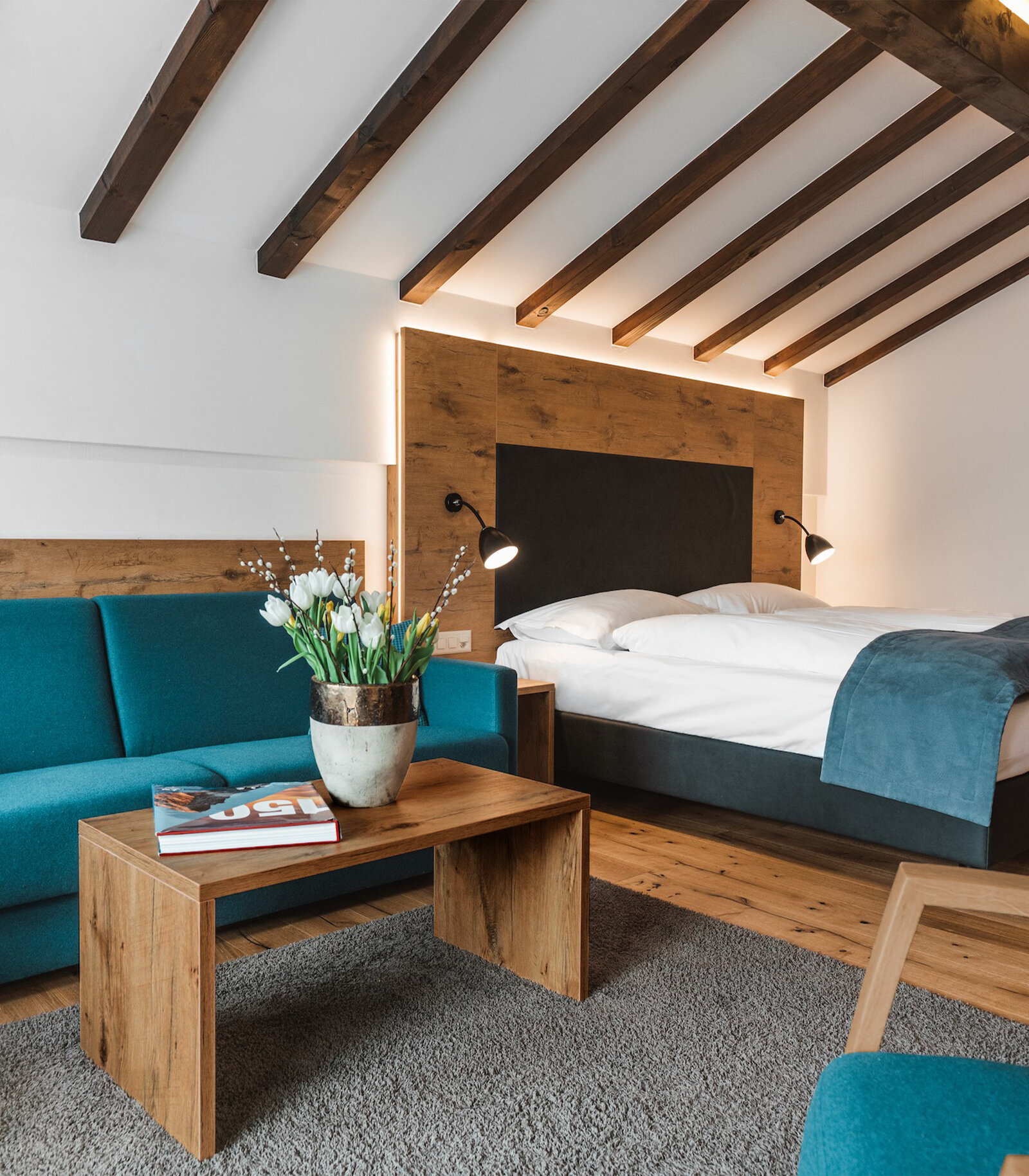 zieflekoch Alpen Resort Zimmer Bett Holzbett Couch Sofa Holz Schlafzimmer